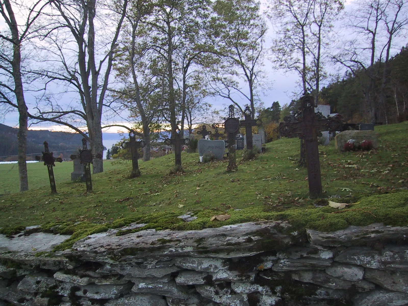 Photo showing: Jevik gamle kirkegård i Levanger. Foto: Dag Bertelsen, fra Lokalhistoriewiki.