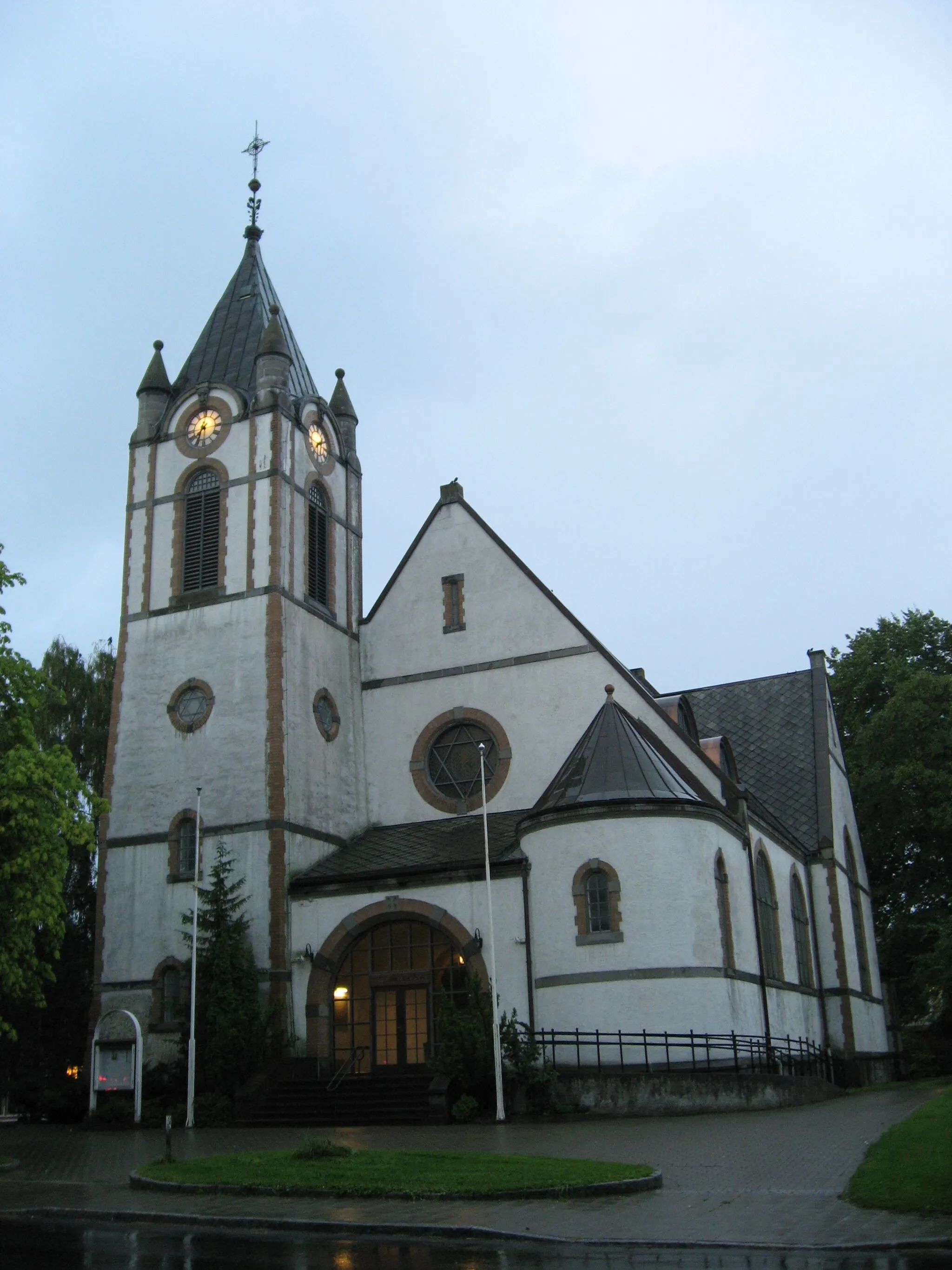 Photo showing: The church in Levanger, Norway. Photo taken by Alan Ford 2006-09-02.