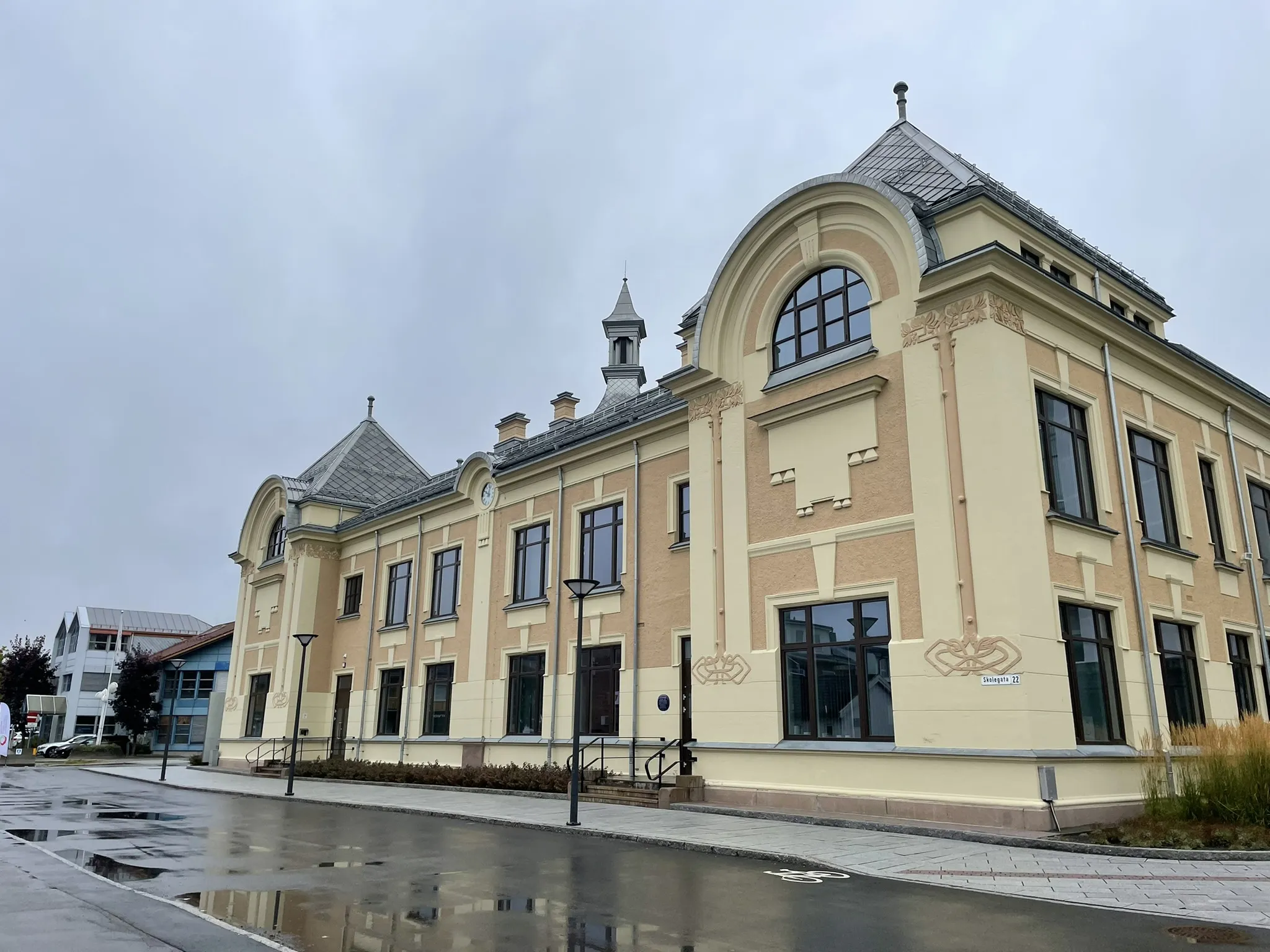 Photo showing: The Steinkjer campus for en:Nord University is in the former public school built 1904 by Gustav Lorentz Gulbrandsen.
