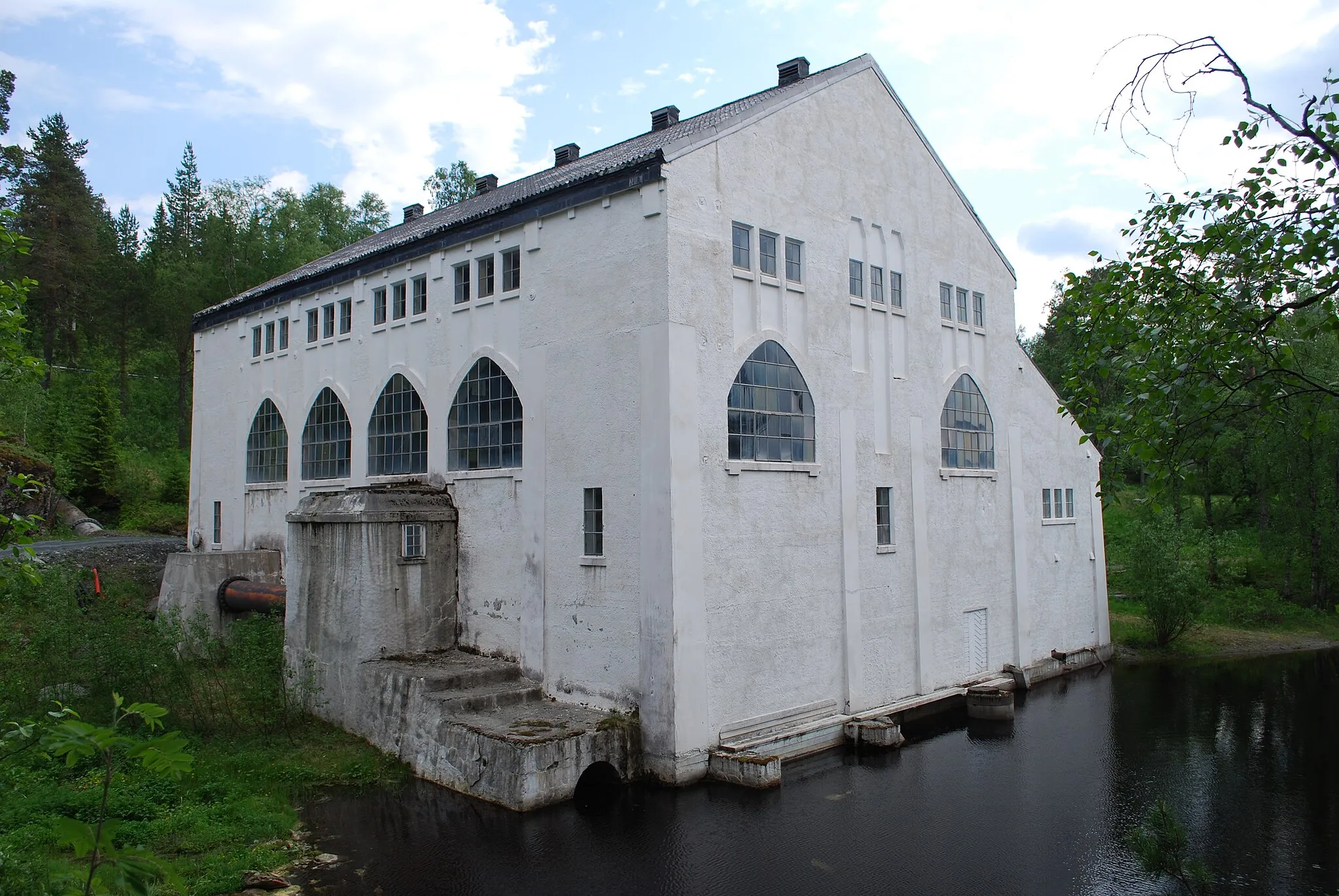 Photo showing: Kraftverket til Meråker smelteverk i Kopperå, som produserte elektrisitet i perioden 1915 til 1994. Bygget er i dag en del av Industrimuseet i Kopperå, og inneholder  generatorer, turbiner og andre gjenstander relevant til kraftproduksjonen.