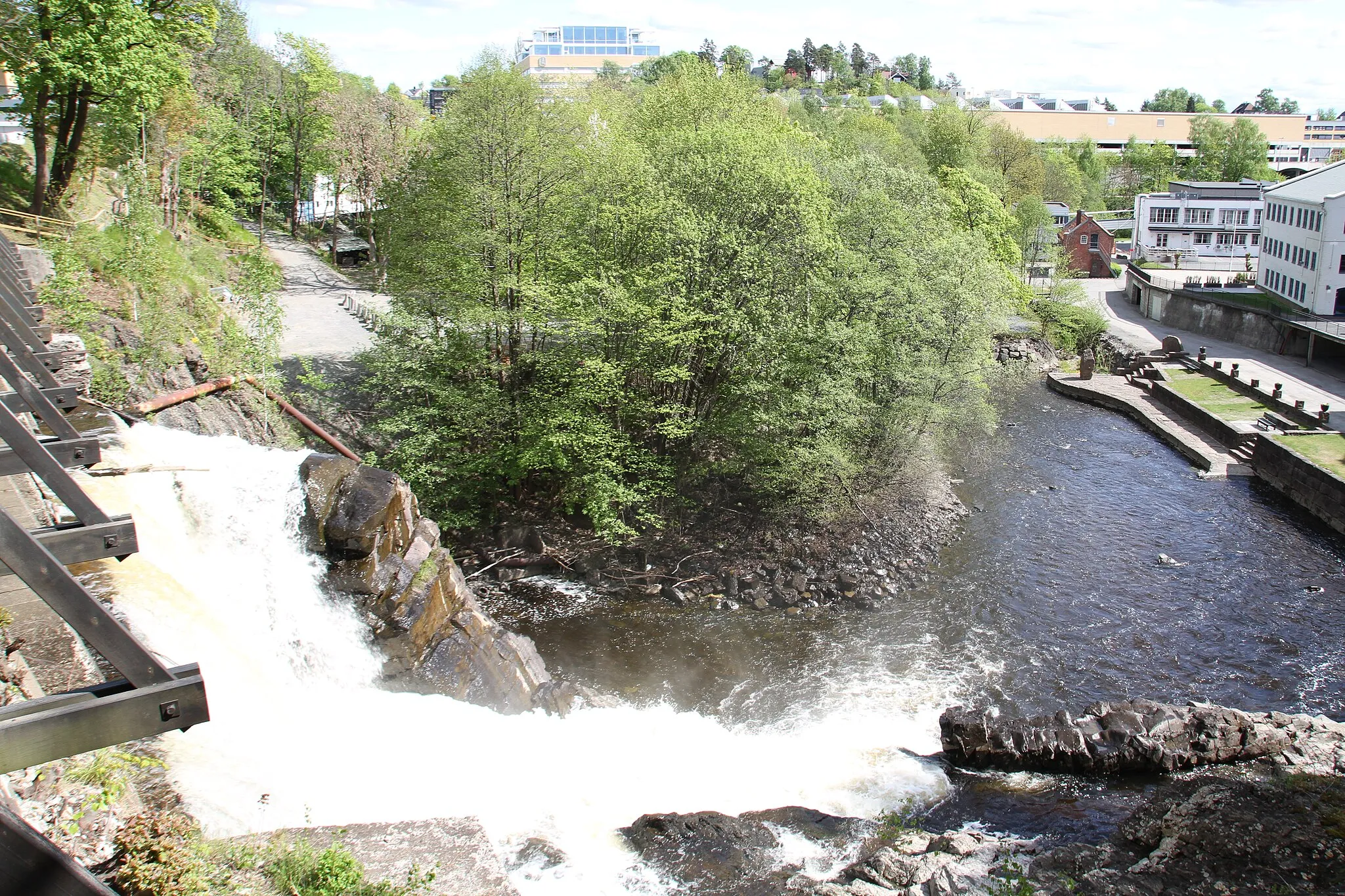 Photo showing: Granfossen waterfall in the lower Reach of Lysakerelva river, forming the border between Bærum and Oslo, Norway. The waterfall here at Fåbro (Granfos) was utilized to start up Granfos Brug paper factory in 1869.