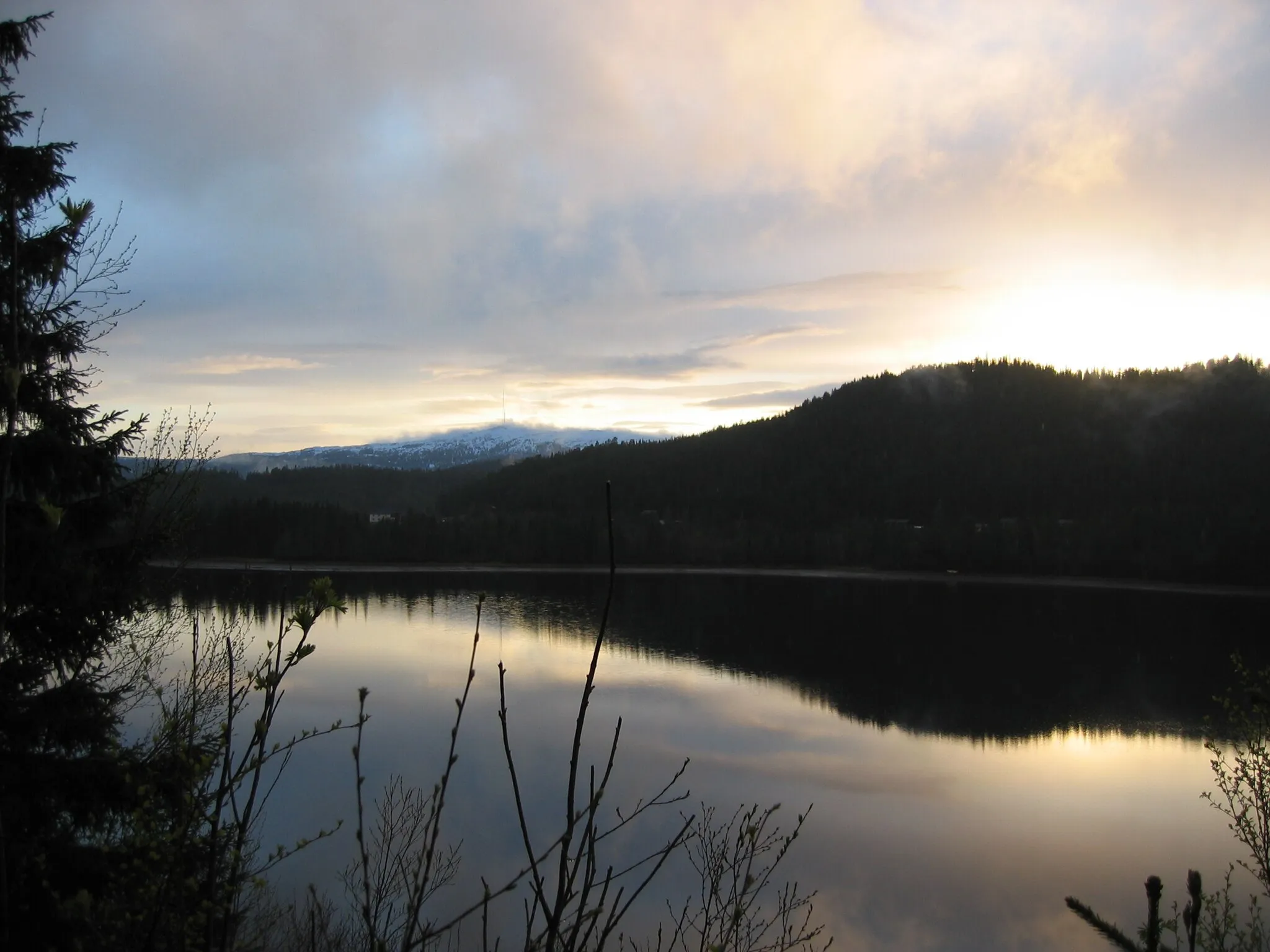 Photo showing: Selbusjøen lake and the mountain Vassfjellet in Klæbu, Norway. Picture taken facing north from the south side of Selbusjøen in May 2005.