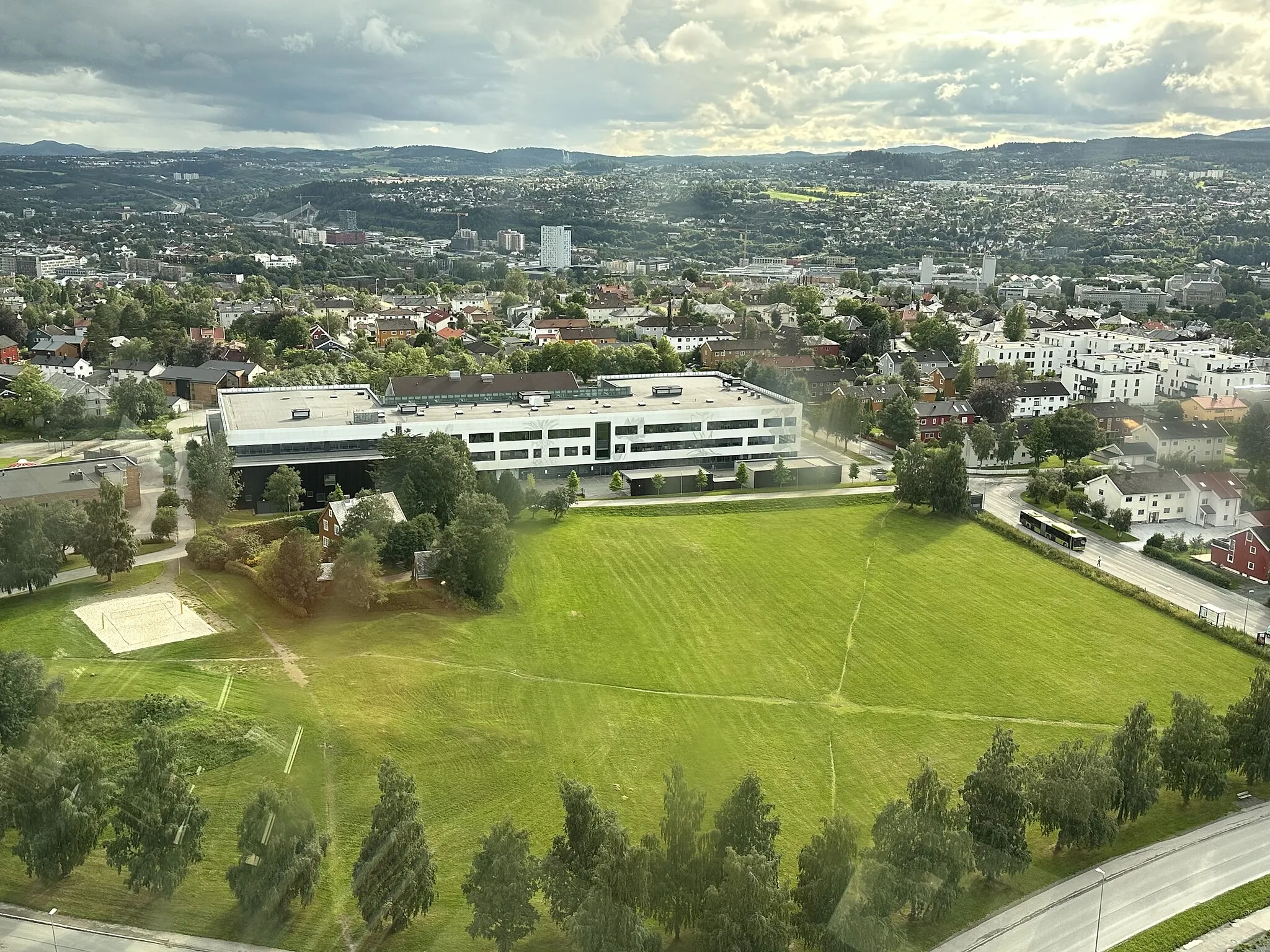 Photo showing: Utsikt fra Tyholttårnet i Trondheim - Strinda videregående skole