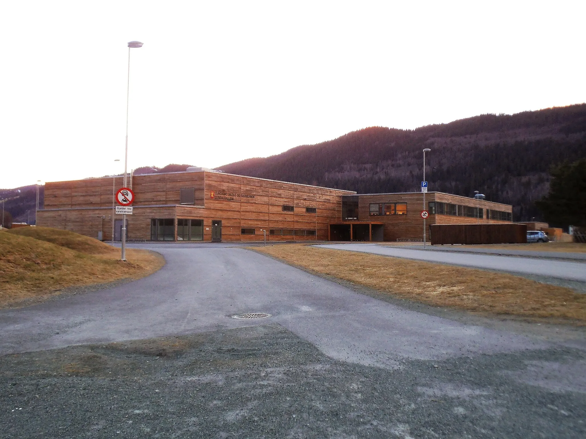 Photo showing: Lundamo skole, barnehage og idrettshall. A combined school, kindergarden and indoor sports arena located in Lundamo, Melhus. Built in 2012.