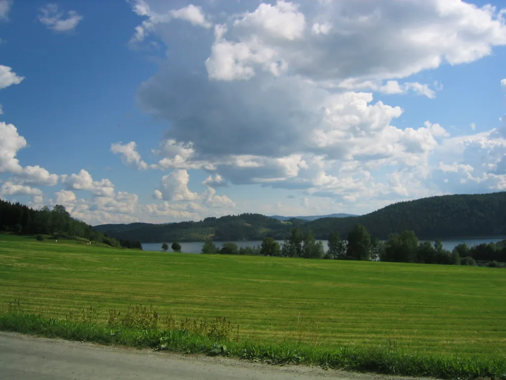 Photo showing: View towards Reinsvatnet from Reinsvegen, in Nord-Trøndelag, Norway.