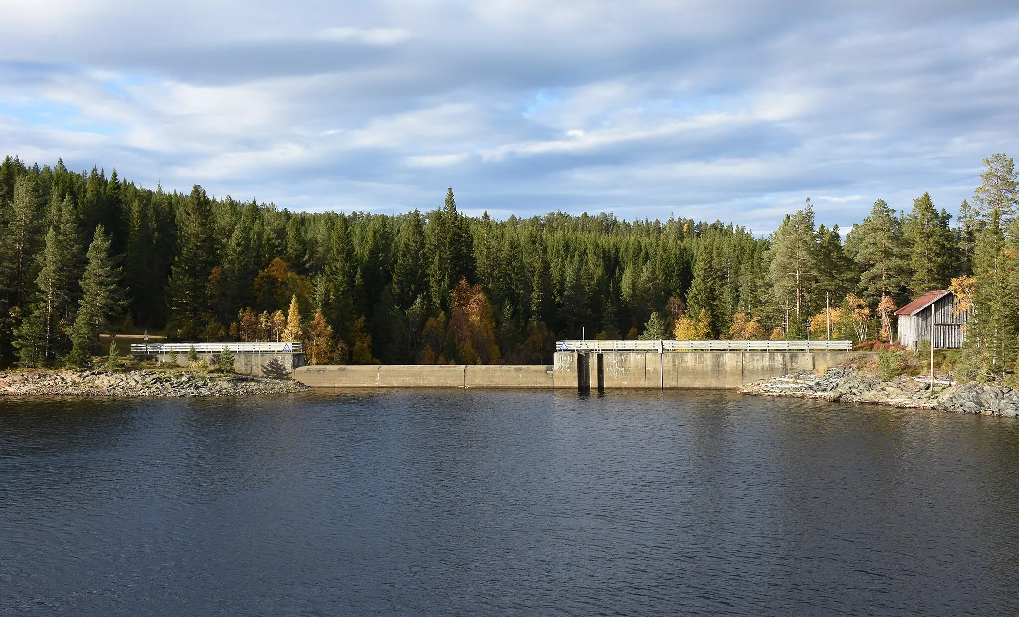 Photo showing: Demningen ved utløpet av Foldsjøen i Malvik, i nordenden