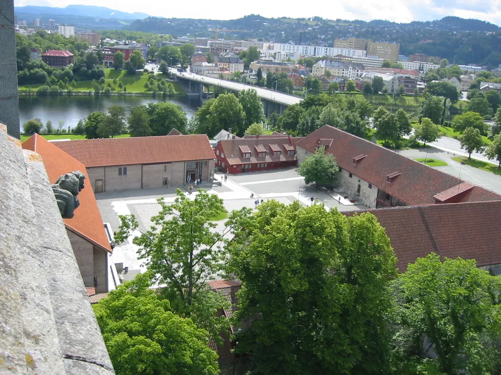 Photo showing: Overlooking Archbishop's palace, Nidelva and Elgeseter bridge in Trondheim. View from Cathedral tower.