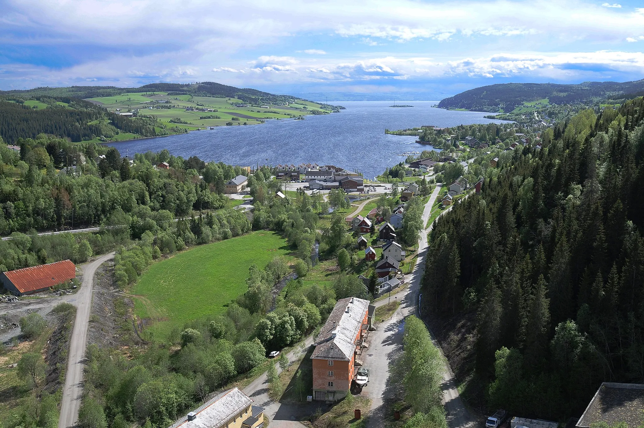 Photo showing: Malm, Verran, Norway. Picture taken from the top of the old mine. The Tower rages more than 70 metres over the ground, and the mine is more than 1200 metres deep. Beitstadsundet (Beitstadfjorden)