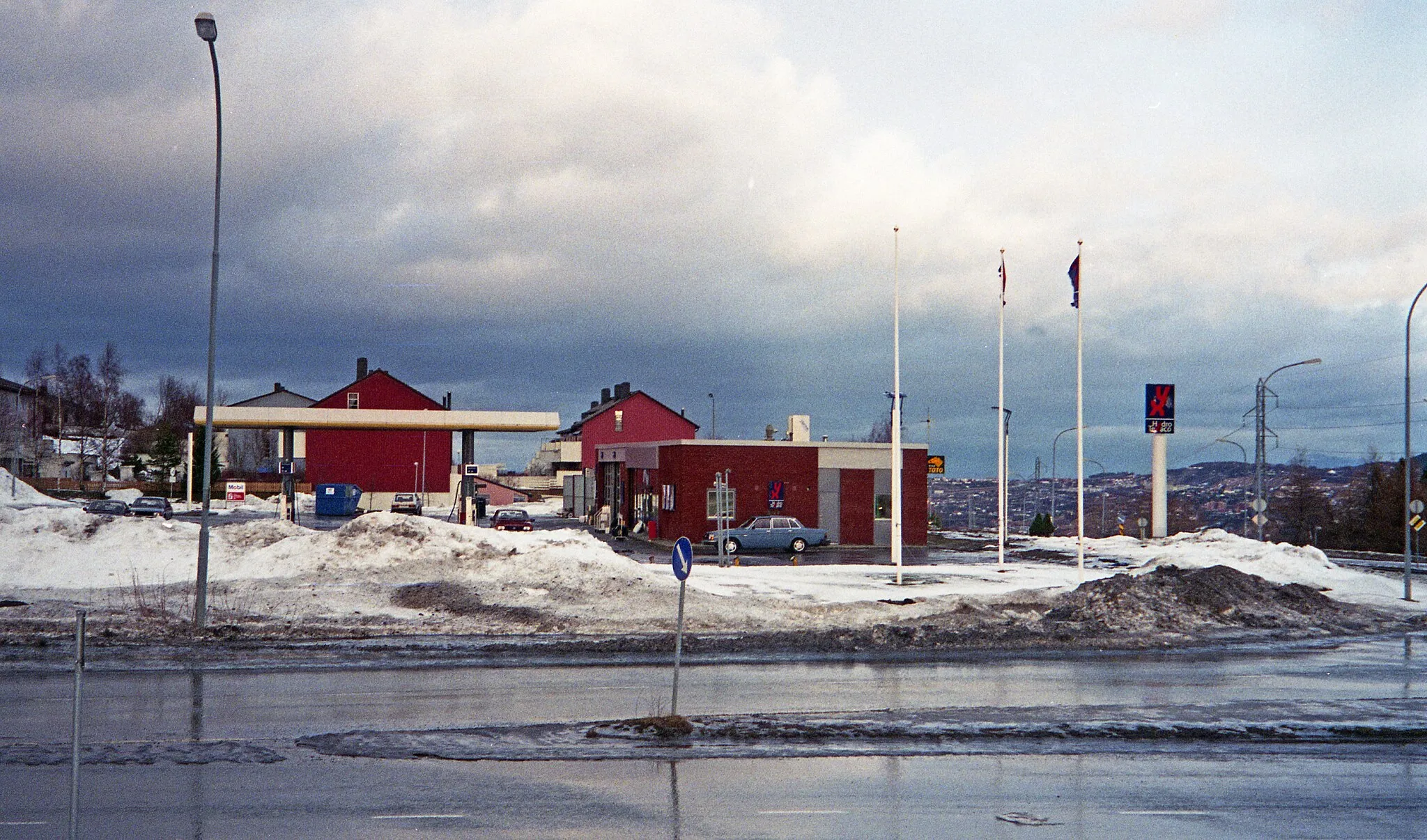 Photo showing: Format: Fotonegativ
Film: Kodak Gold 200
Dato / Date: 23 Februar 1998
Fotograf / Photographer: Byantikvaren
Sted / Place: Flatåsen Bensinstasjon, Hydro - Nedre Flatåsveg 2, 7079 Flatåsen
Wikipedia: Hydro Texaco
Eier / Owner Institution: Trondheim byarkiv, The Municipal Archives of Trondheim

Arkivreferanse / Archive reference: Film 1 Negativ - F21382