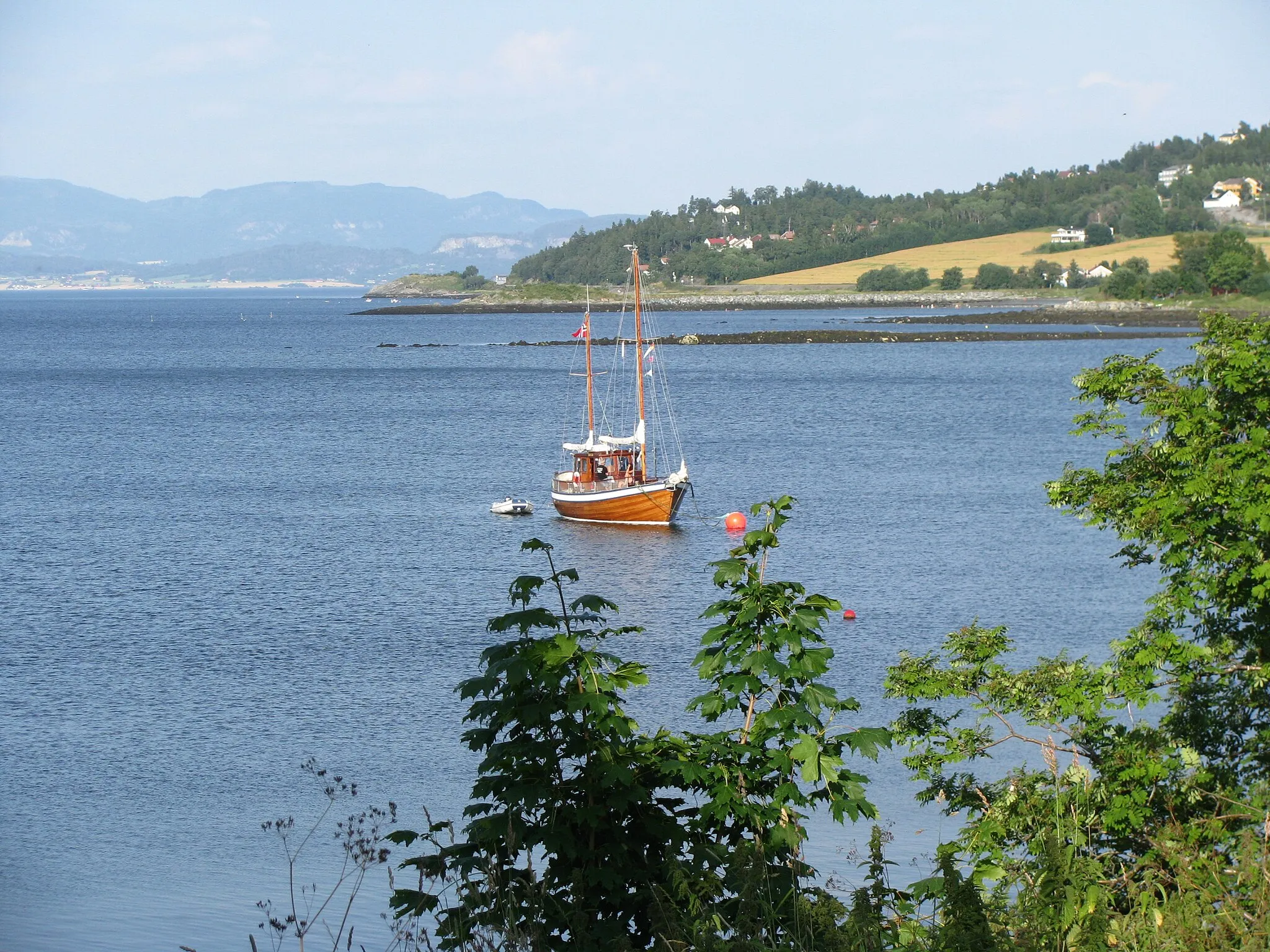 Photo showing: Wooden boat in Trondheimsfjord. August 2010. Ranheim borough, Trondheim municipality, Norway.