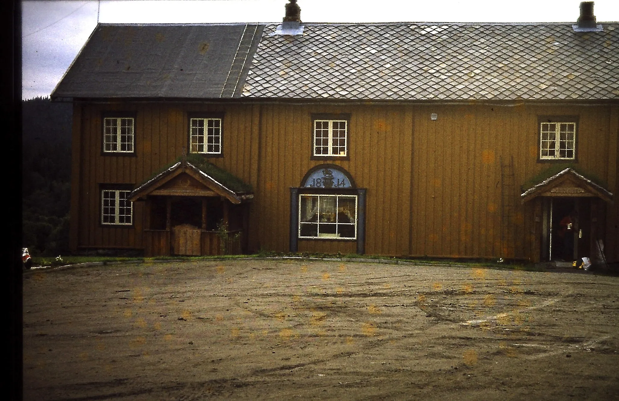 Photo showing: Bauernhof bei Berkåk, Rennebu, Norwegen. 1979 eine Pension, aktuell nicht mehr, heute rot gestrichen.