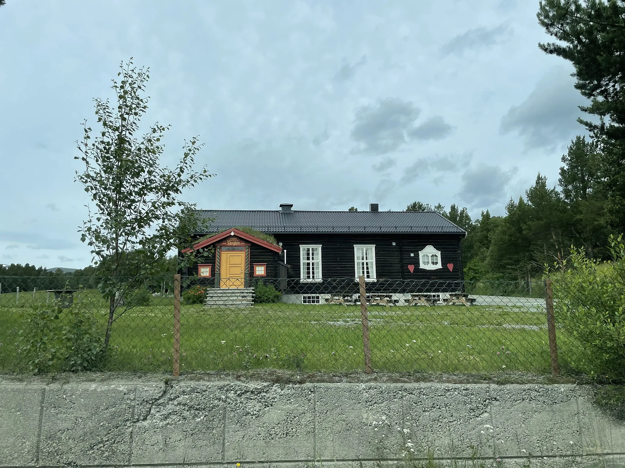 Photo showing: Skogtun ungdomshus i Løkkjvegen, Oppdal
