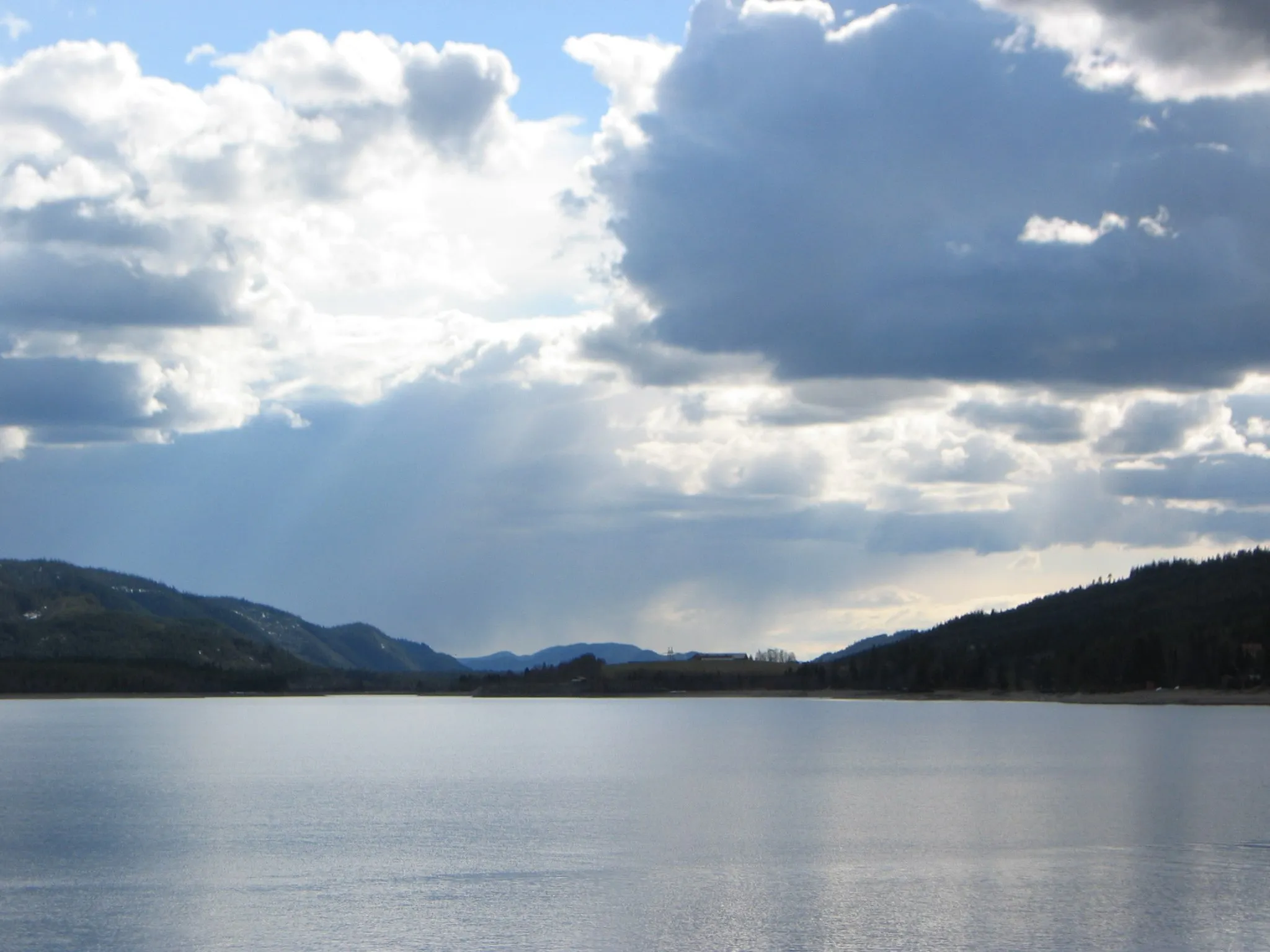 Photo showing: The lake of Selbusjøen in Klæbu, Norway. Picture taken facing westwards from Bjørklia in the spring of 2005.