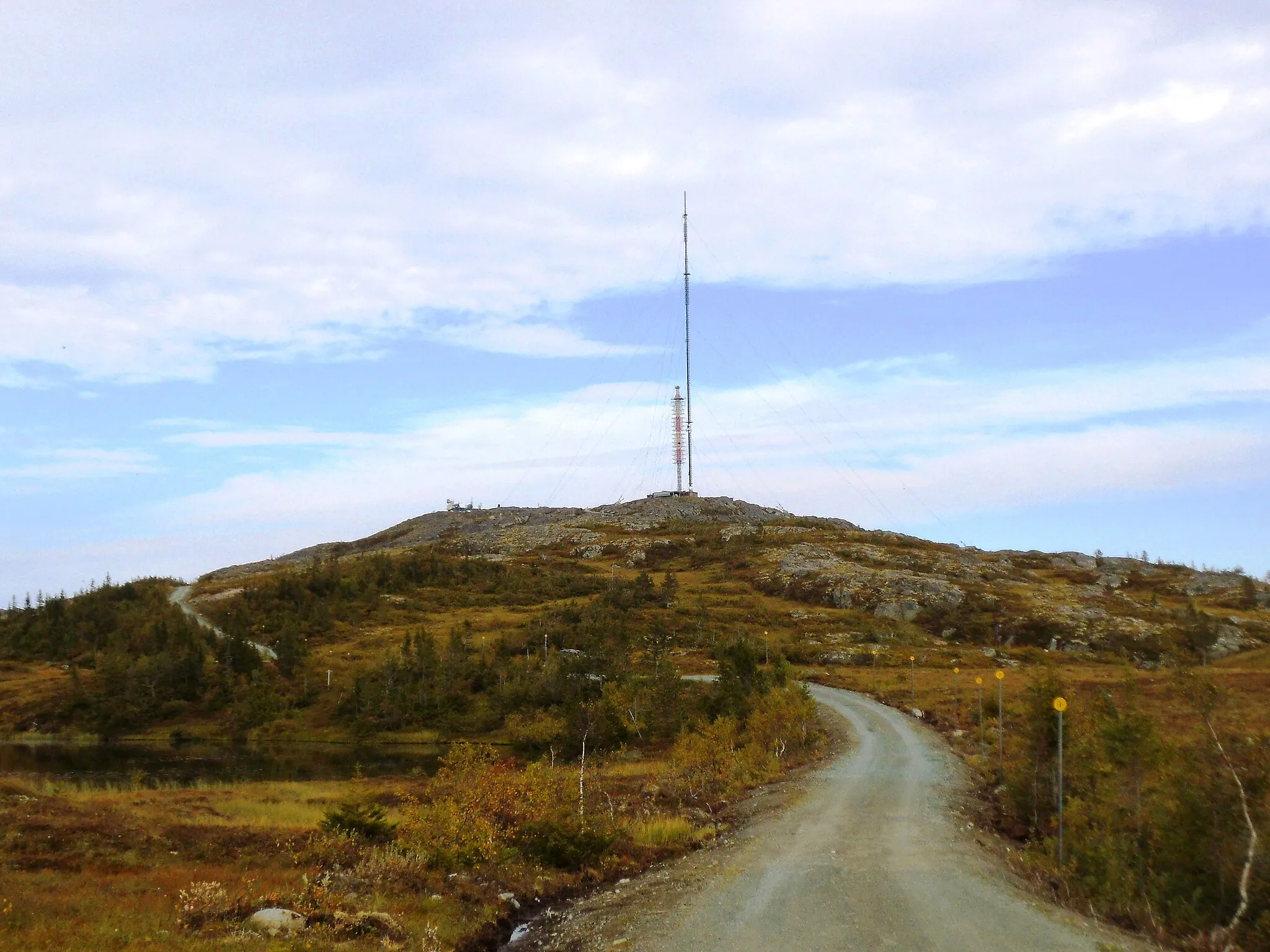 Photo showing: The TV-tower on Vassfjellet, a mountain in Sør-Trøndelag, Norway. The short antenna were built in 1961 for analog television. It was disconnected in 2009 and demolished in 2013. The long antenna were made for digital terrestrial television. It was raised in 2007 and put into use in 2009