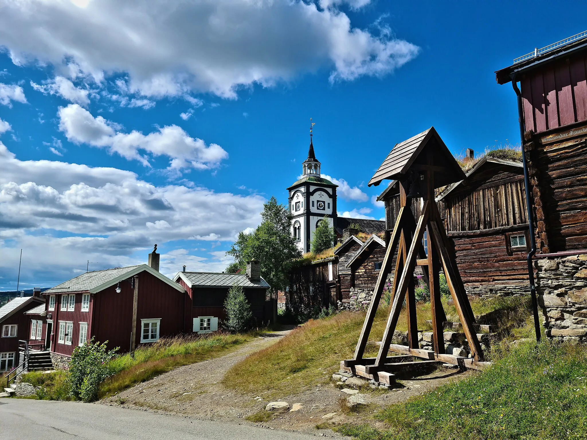 Photo showing: Røros med Hyttklokka og Bergstadens Ziir, Trøndelag