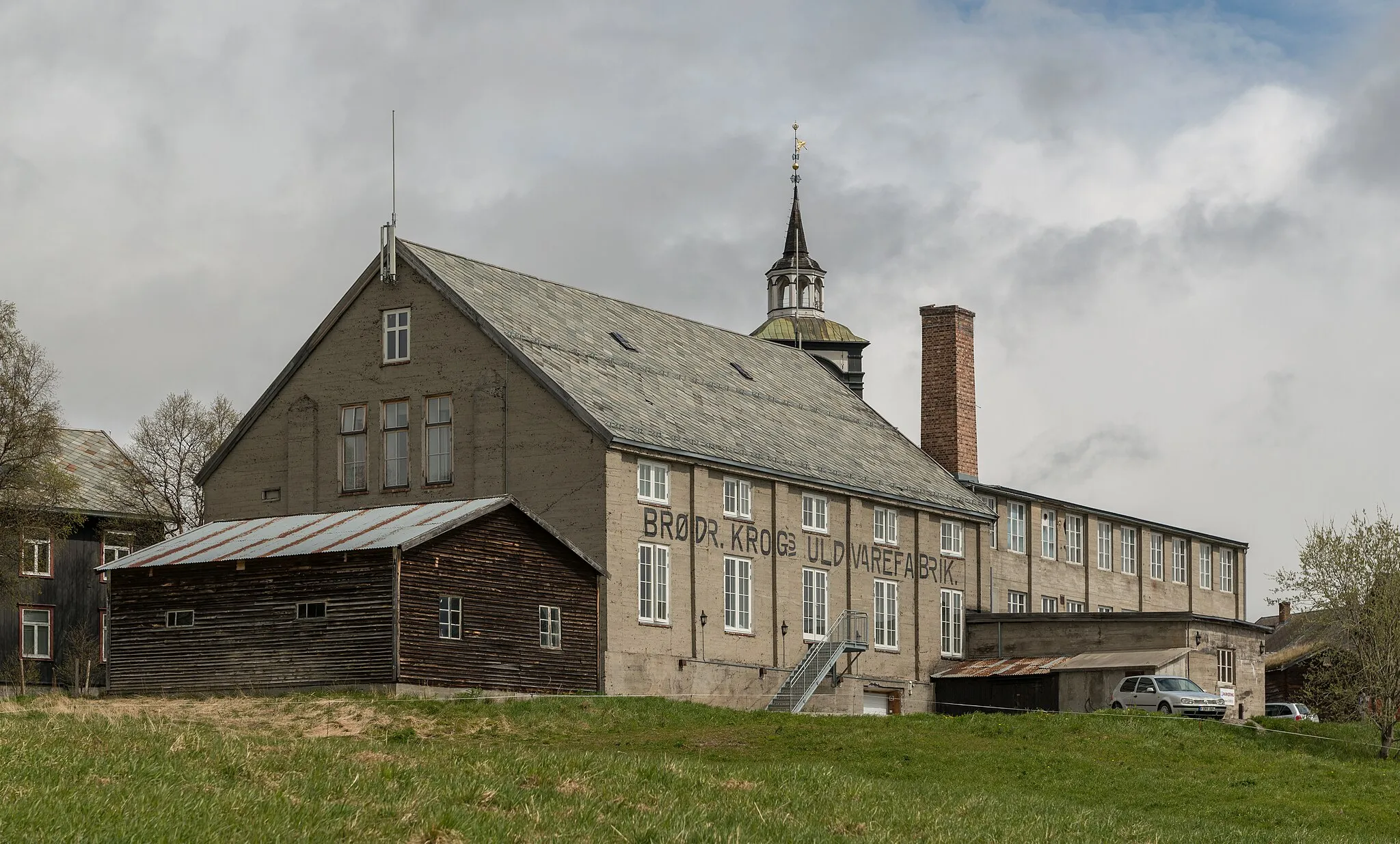 Photo showing: A south view of the Brødrene Krogs Uldvarefabrik in Røros