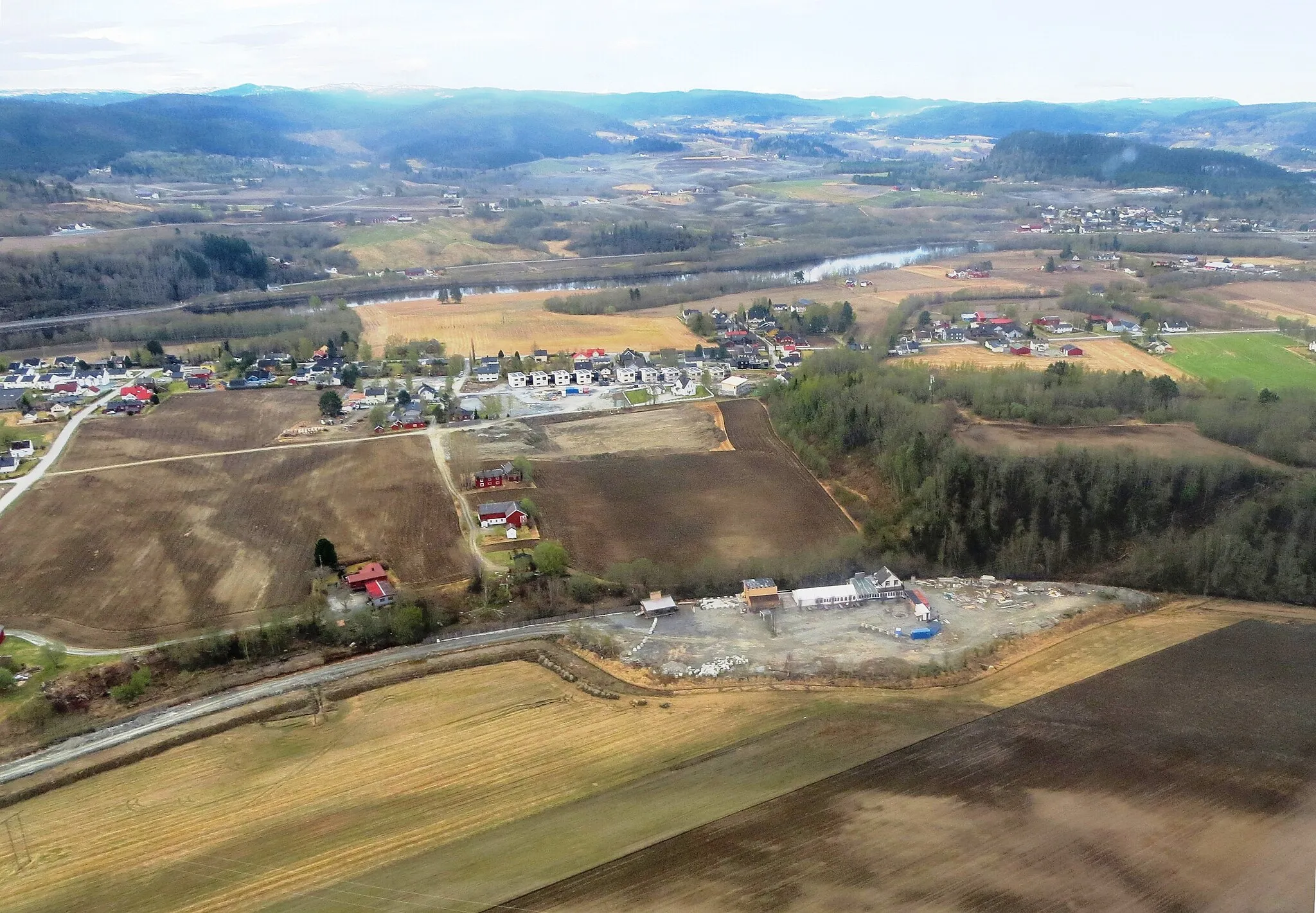 Photo showing: Aerial view over the southern shore of the Stjørdalselva river, in the municipality of Stjørdal - Nord-Trøndelag, Norway