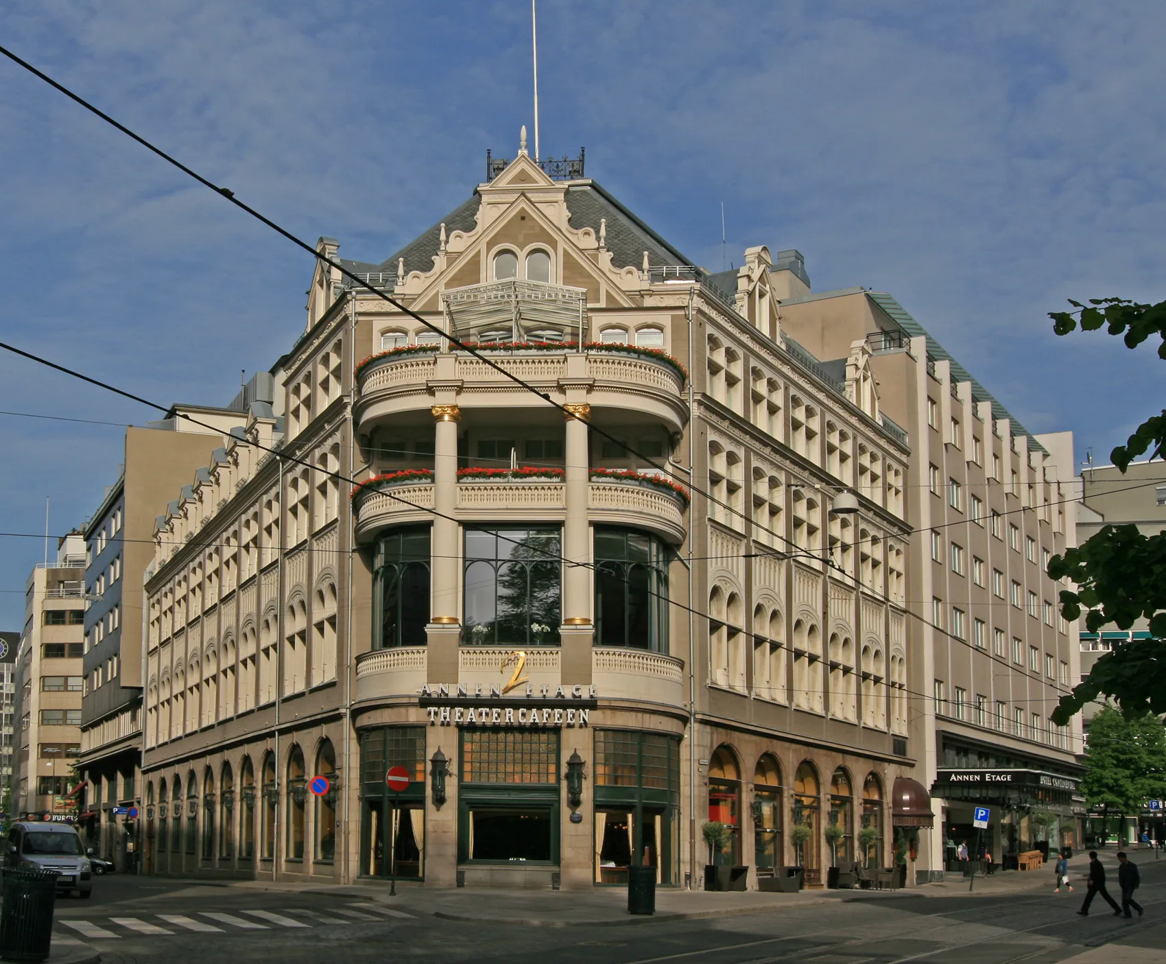 Photo showing: Hotel Continental, Oslo. Bygd 1900; arkitekt Ivar Cock. Nyere tilbygg i bakgrunnen oppført 1932; arkitekt Ole Øvergaard.