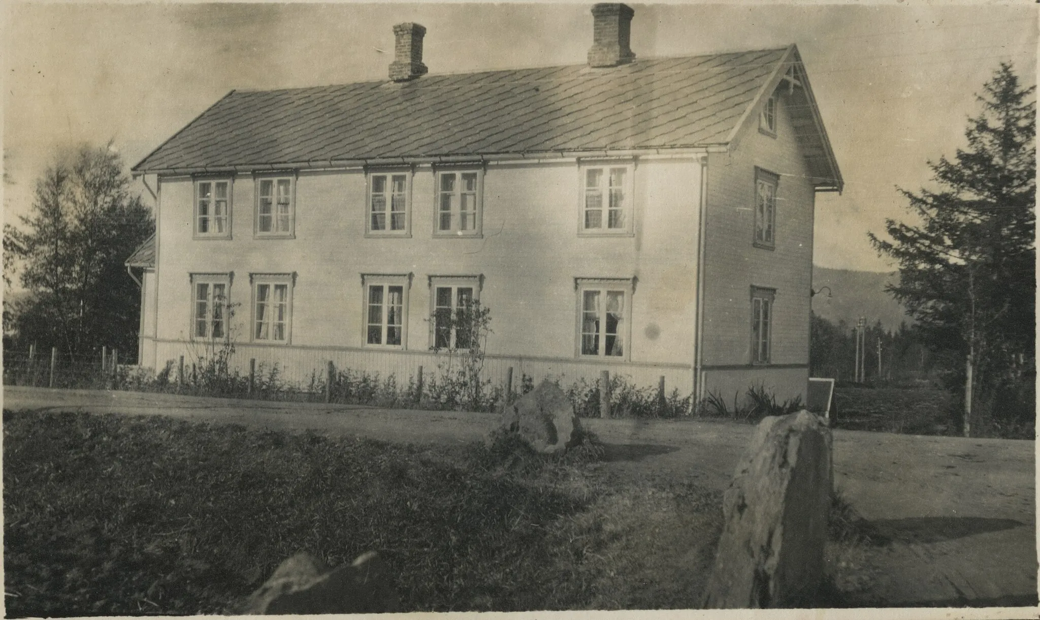 Photo showing: Frigaards Minde (208-7) i Åsen. Våningshuset ble oppført ca. 1915, revet på midten av 1950-tallet. Eiendommen lå rett over for vegen mot Åsen jernbanestasjon (Stasjonsvegen), omtrent der garasjeanlegget på Åsensentret borettslag er i dag (2014). Se Bygdebok for Åsen bind 2, s. 487.
Fotograf / Photographer: Ukjent
Fotoeier / Photo owner: Karl Ove Lynum
Digitalisering / Digitizing: Arne Langås (2014)
Foto-ID / Photo ID: 028-0338

Har du utfyllende opplysninger? Legg gjerne igjen en kommentar nedenfor eller send e-post til post@aasenhistorie.no. | Do you have additional information? Please leave a comment or send an e-mail to post@aasenhistorie.no.  | www.aasenhistorie.no