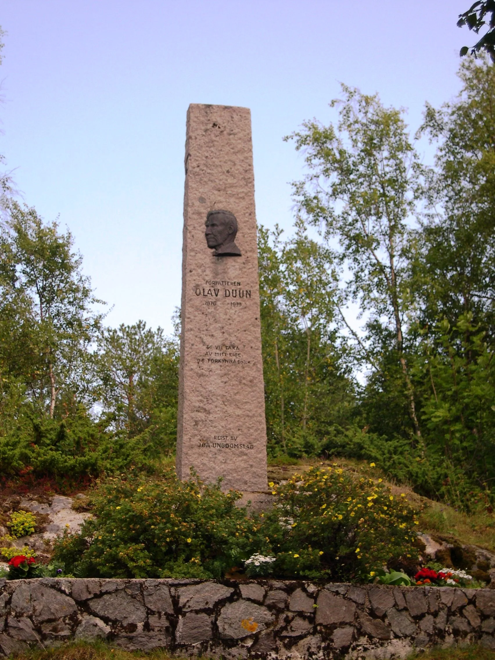 Photo showing: Memorial stone of norwegian author no:Olav Duun at Øver Dun at Jøa, Fosnes municipality, Norway