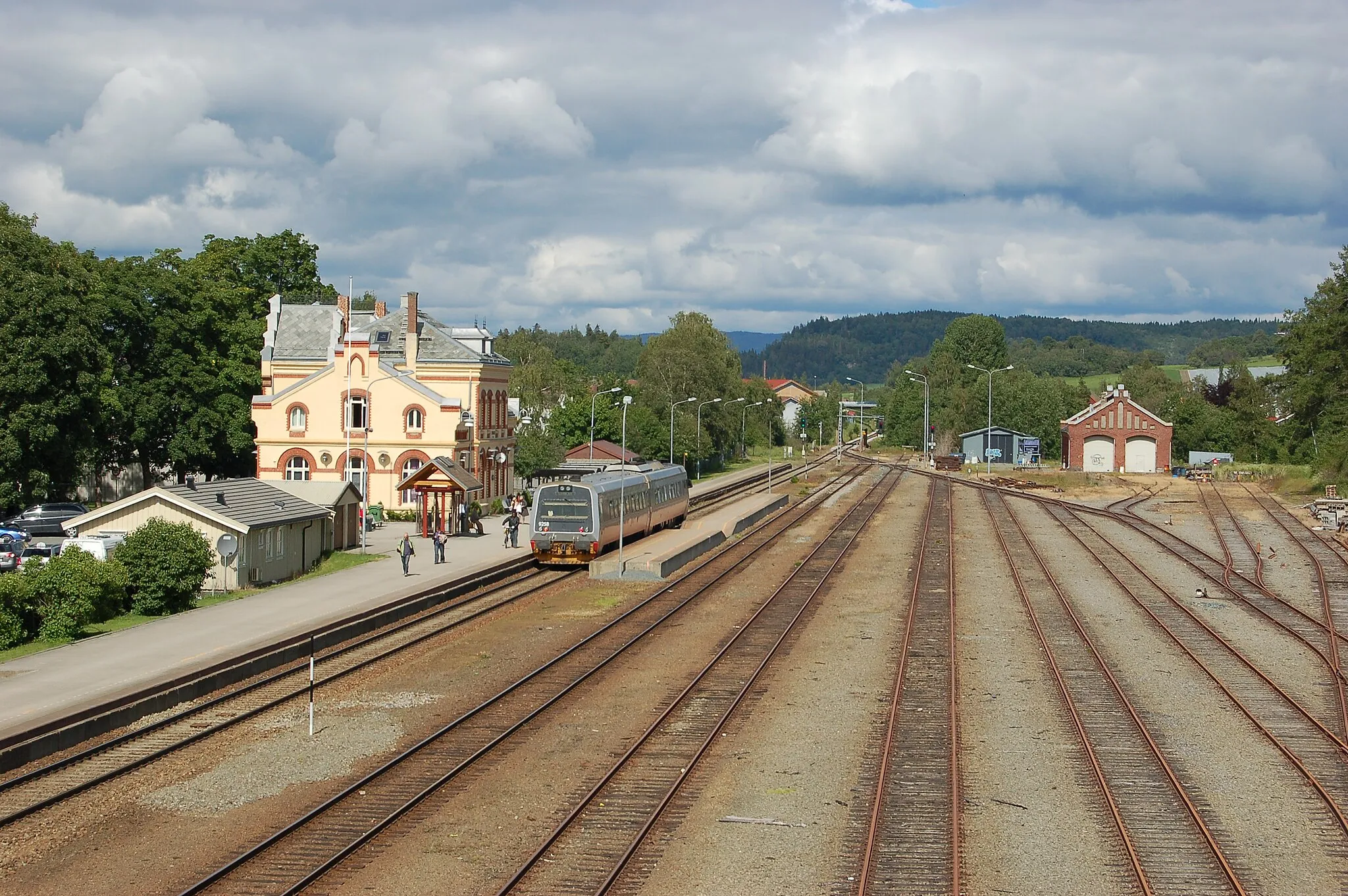 Photo showing: Levanger Station on Nordlandsbanen in Levanger, Norway; NSB Type 92 diesel multiple unit commuter train.