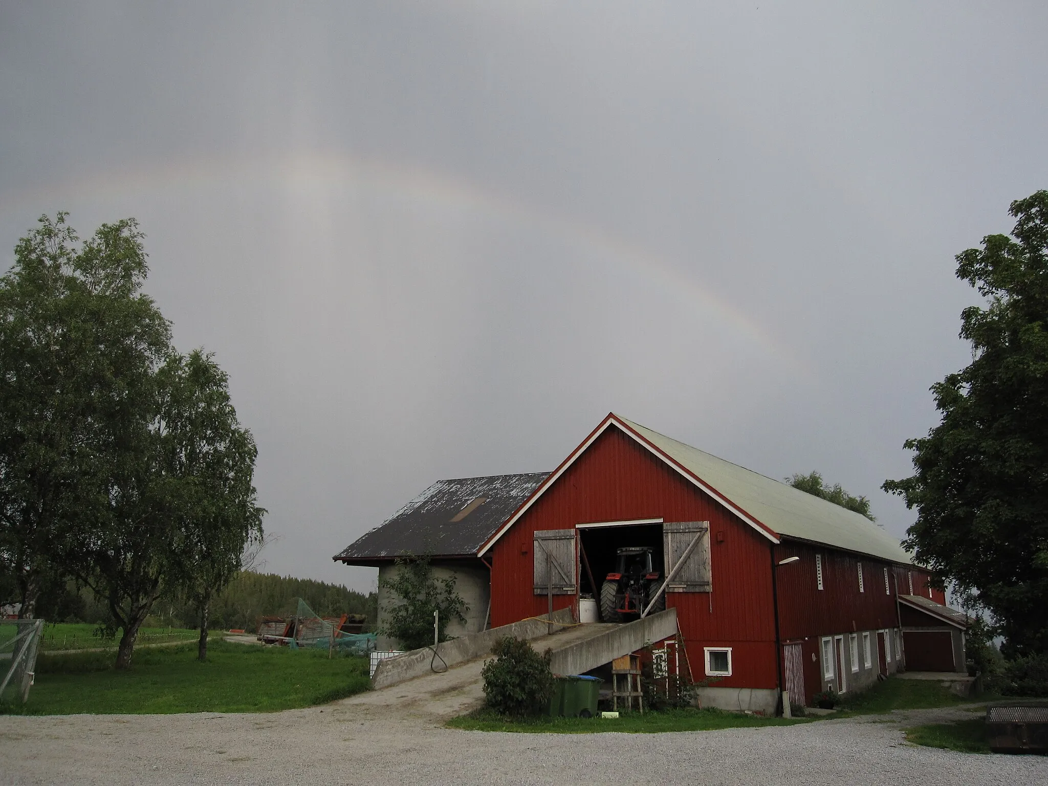 Photo showing: It's not gold at the end of this rainbow but beer, possibly golden, but definitely beer.

This is the red barn at Kvam Østre on Inderøy in Nord-Trøndelag, Norway. Right next to it lies the brewery building of Inderøy Gårdsbryggeri - a two year old craft brewery founded by the brothers Steinar and Per Morten Kvam on March 13 2007.