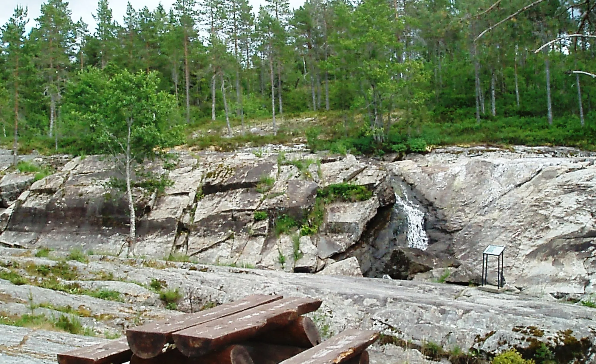 Photo showing: Overview from the Bølareinen (Bøla reindeer) rock carvings site in Steinkjer, Norway. Reindeer left to the small tree. Bear at right, near the signpost.