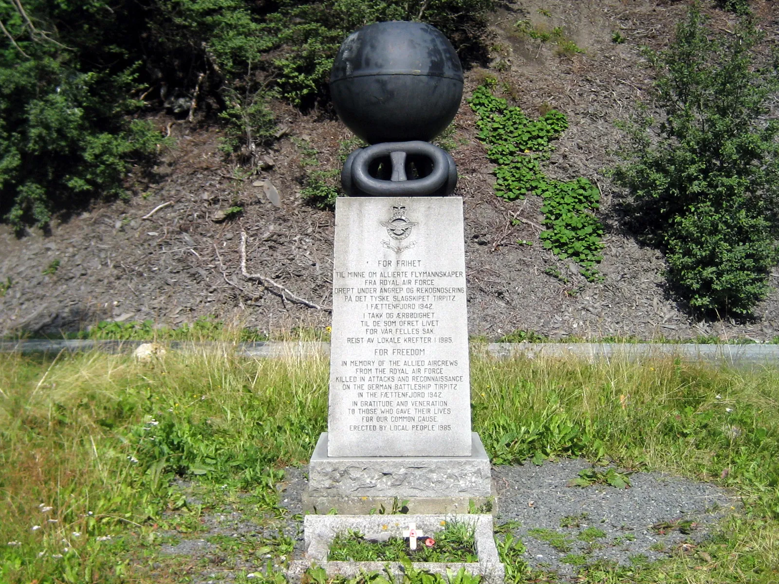 Photo showing: War memorial near the Fættenfjord in Norway, in memory of the allied aircrews killed in attacks and reconnaissance on the battleship Tirpitz in 1942.