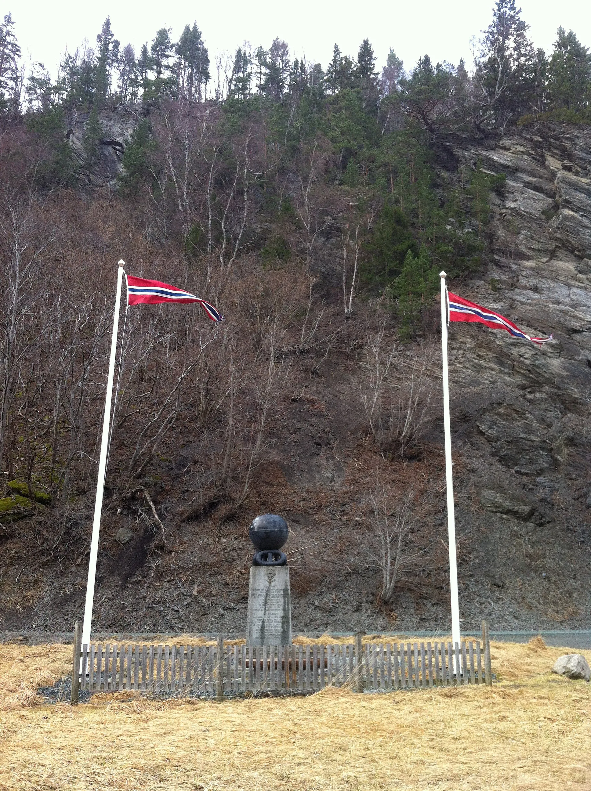 Photo showing: In Memory of the Allied Aircrews from the Royal Air Force Killed in attacks and Reconnaissance on the German Battleship Tirpitz in the Faettenefjord 1942.  In gratitude and veneration to those who gave their lives for our common cause. Erected by local people 1985.