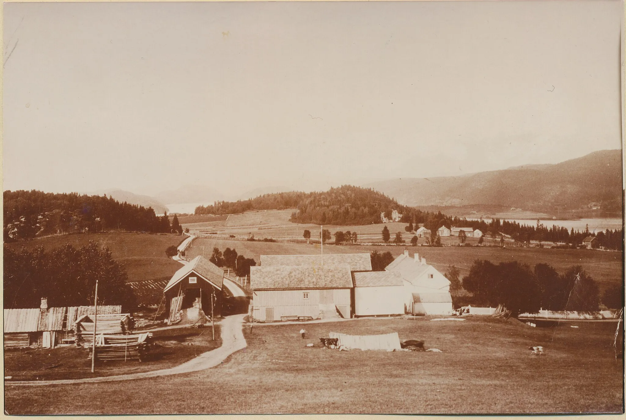 Photo showing: Utsikt fra Husby i Åsen tidlig på 1900-tallet. I forgrunnen ligger Husby vestre (188-1) (Å1/443). Lenger bak, til høyre i bildet, skimtes tre husmannsplasser på Hovsmoen under Hove (206-1). Plassene er fra venstre: Hovsmoen (midtre) (Å2/402), Hovsmoen (vestre) (Å2/399) og helt til høyre Hovsmoen (østre) eller Hovsmarka (Å2/404). Bildet er trolig tatt etter 1904, men før den midtre plassen på Hovsmoen ble fraflyttet omkring 1911. (Å1/443 o.l. viser til Bygdebok for Åsen, bind og side).
Fotograf / Photographer: Ukjent
Fotoeier / Photo owner: Margaret Wibe
Digitalisering / Digitizing: Arne Langås, 2011
Foto-ID / Photo ID: 067-0025

Har du utfyllende opplysninger? Legg gjerne igjen en kommentar nedenfor eller send e-post til post@aasenhistorie.no. | Do you have additional information? Please leave a comment or send an e-mail to post@aasenhistorie.no.  | www.aasenhistorie.no