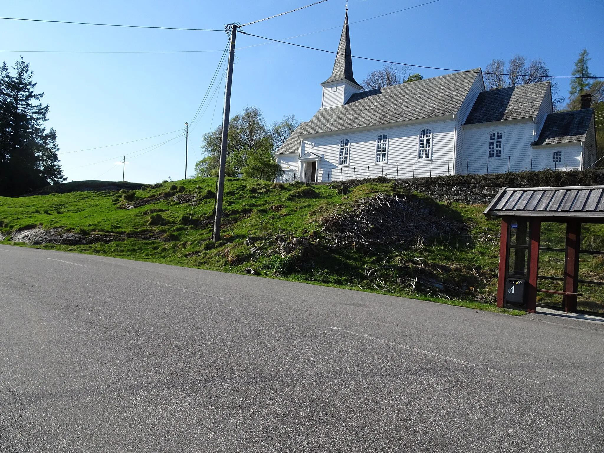 Photo showing: Fylkesvei 549 (tidl. 121) forbi Sundvor kirke