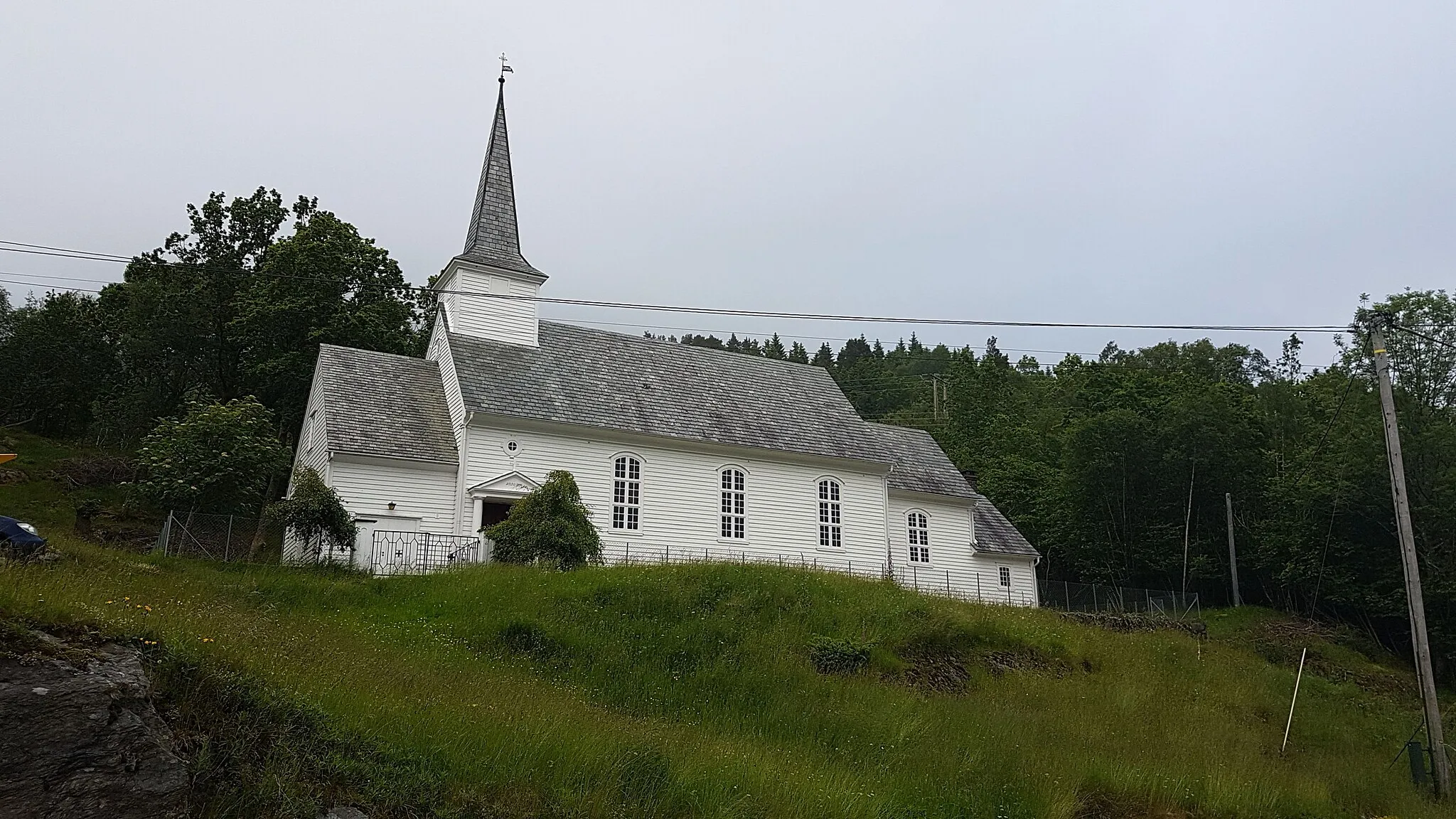 Photo showing: Sundvor kirke, Fusa kommune. Foto: Roger Grimelid. Fra RIksantikvarens Kulturminnesøk.