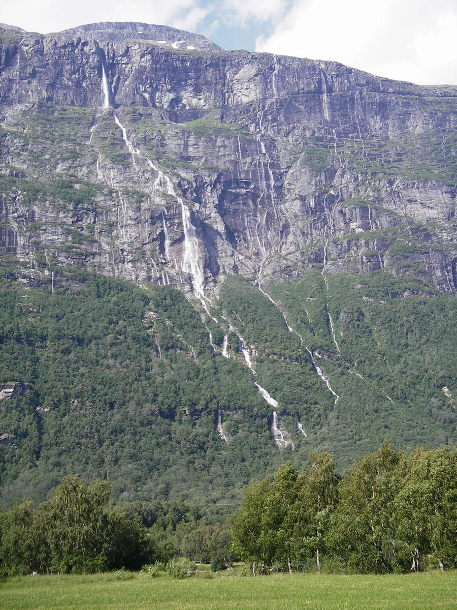 Photo showing: The Vinnufossen waterfall in Sunndal, Norway