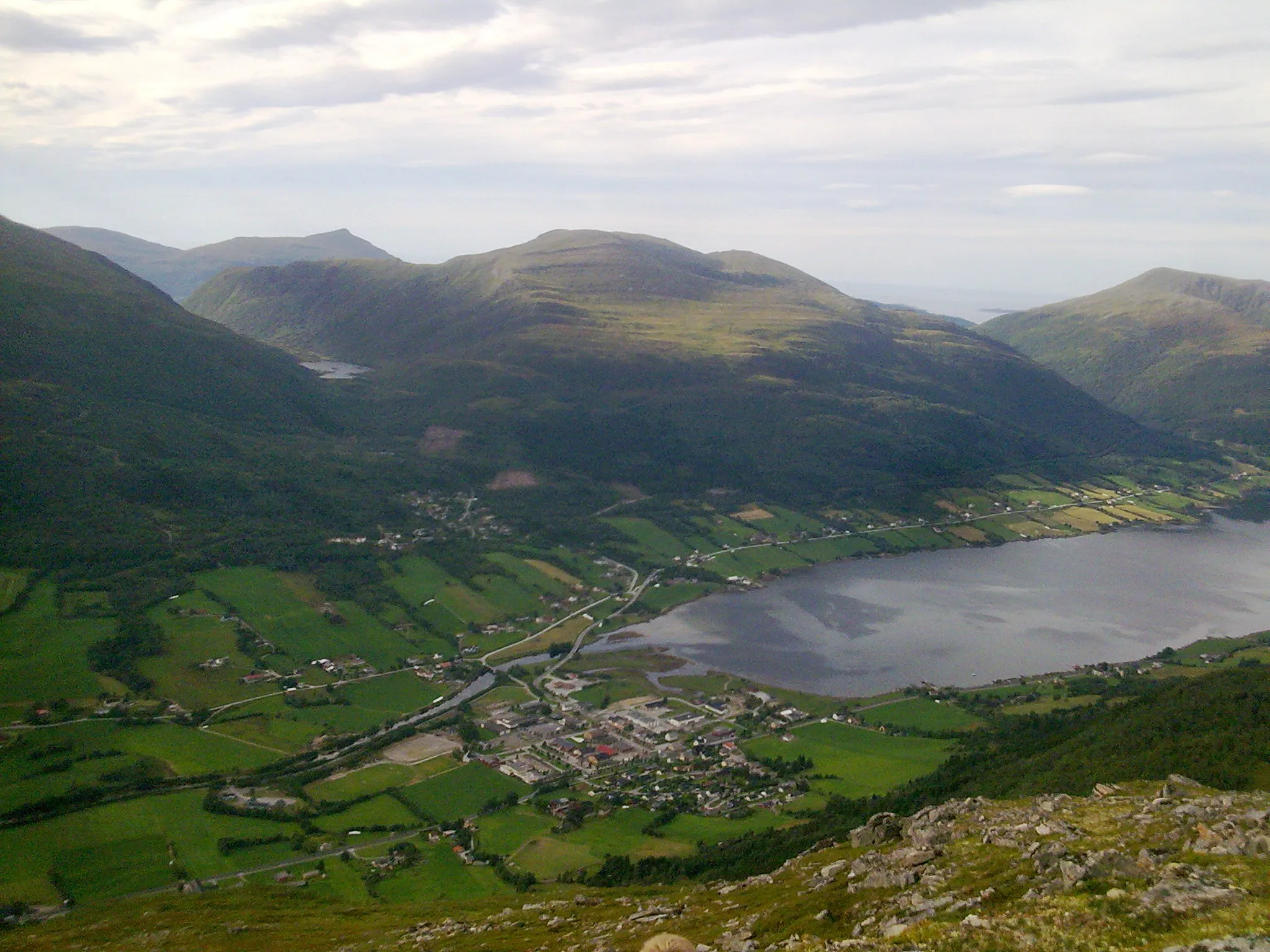 Photo showing: View from the South over the southwestern end of Batnfjord with the village of Batnfjordsøra