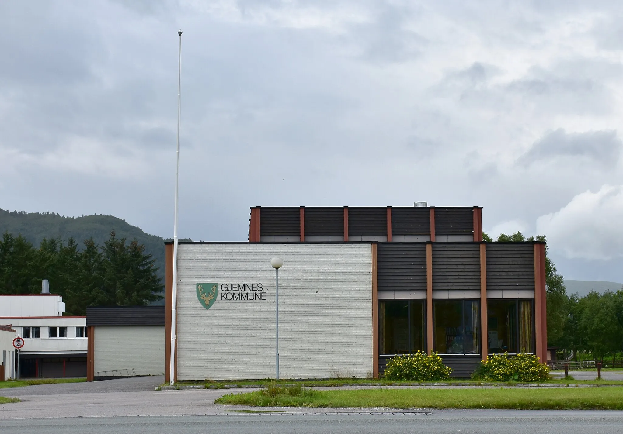 Photo showing: Gjemnes kommunehus, Batnfjordsøra