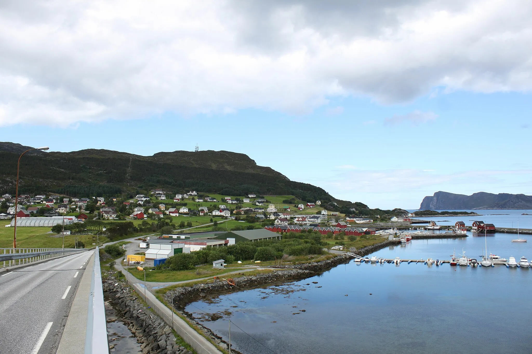 Photo showing: Picture of Kvalsund on Nerlandsøy in Herøy municipality, Norway on 28 July 2012. Taken from the Kvalsund Bridge.