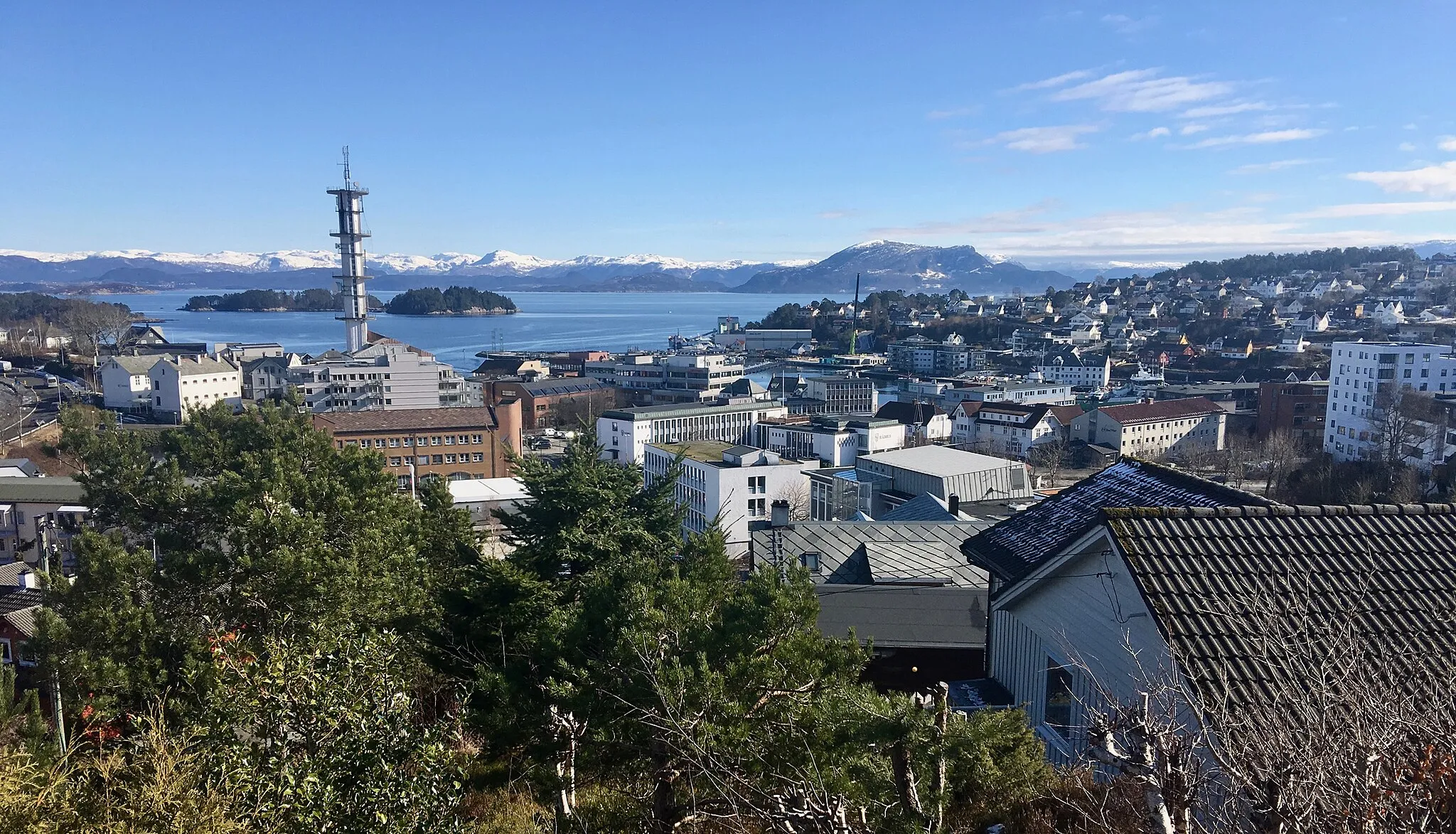 Photo showing: Panorama view of central Leirvik town on Stord Island, Norway (seen from Lønningsåsen?) 2018-03-13 A