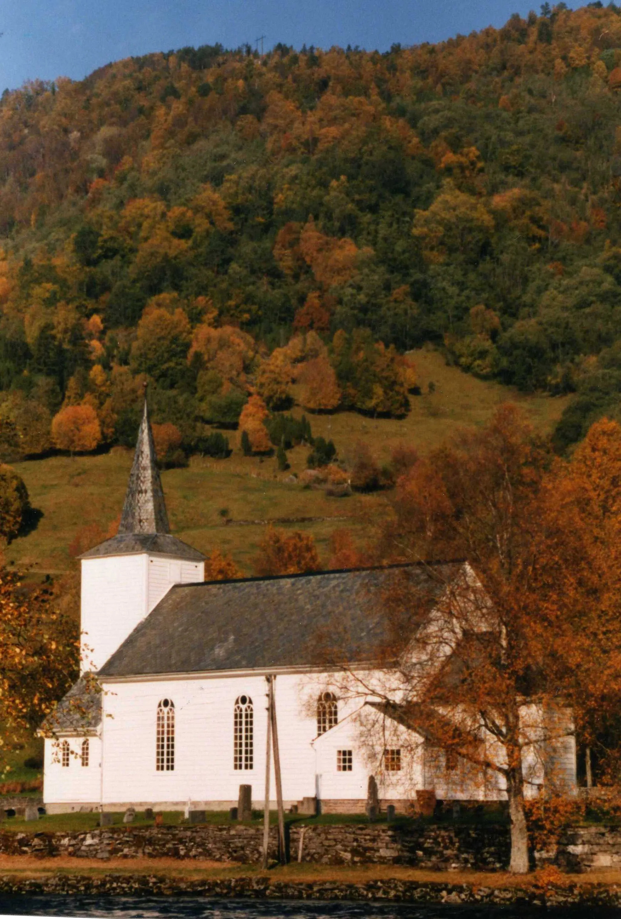 Photo showing: The church at Sande in Gaular municipality, Sogn og Fjordane county, Norway