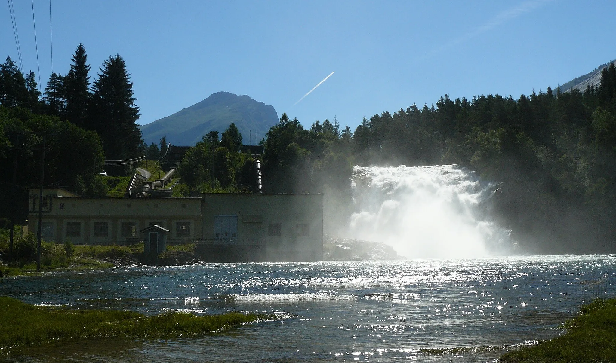 Photo showing: Eidsfossen, a cascading waterfall in Gloppen kommune