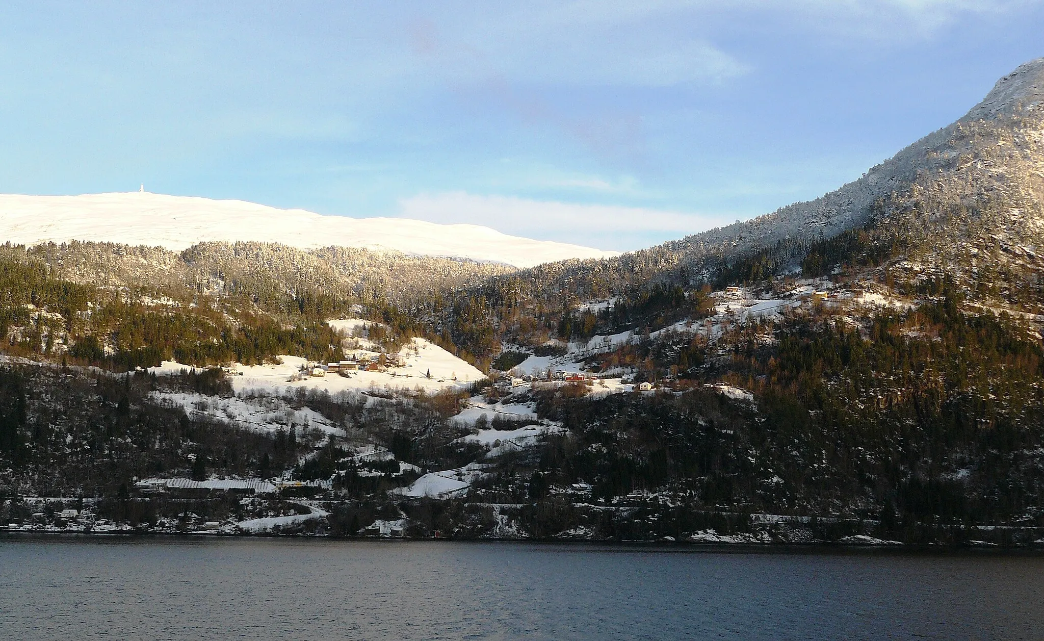 Photo showing: Lote seen from the ferry crossing Nordfjord