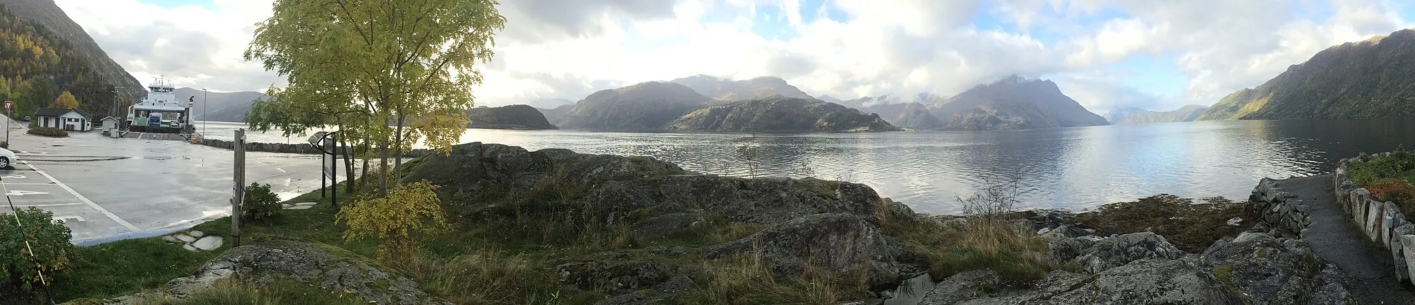 Photo showing: Fold-out-panorama of ferry site at Lote by Nordfjord in Sogn og Fjordane, Norway. (iPhone panoramic photo, distortion may occur in details and continuity.)