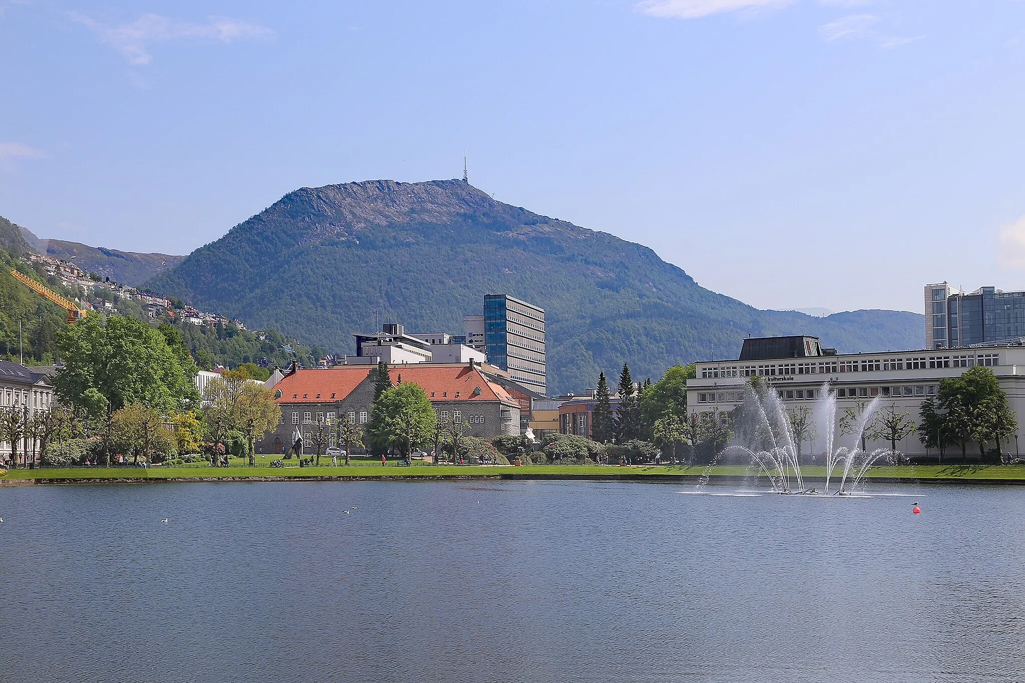 Photo showing: View over the store Lungegårdsvann, in the background the local mountain Gullfjellet (987 m) of Bergen (Norway).