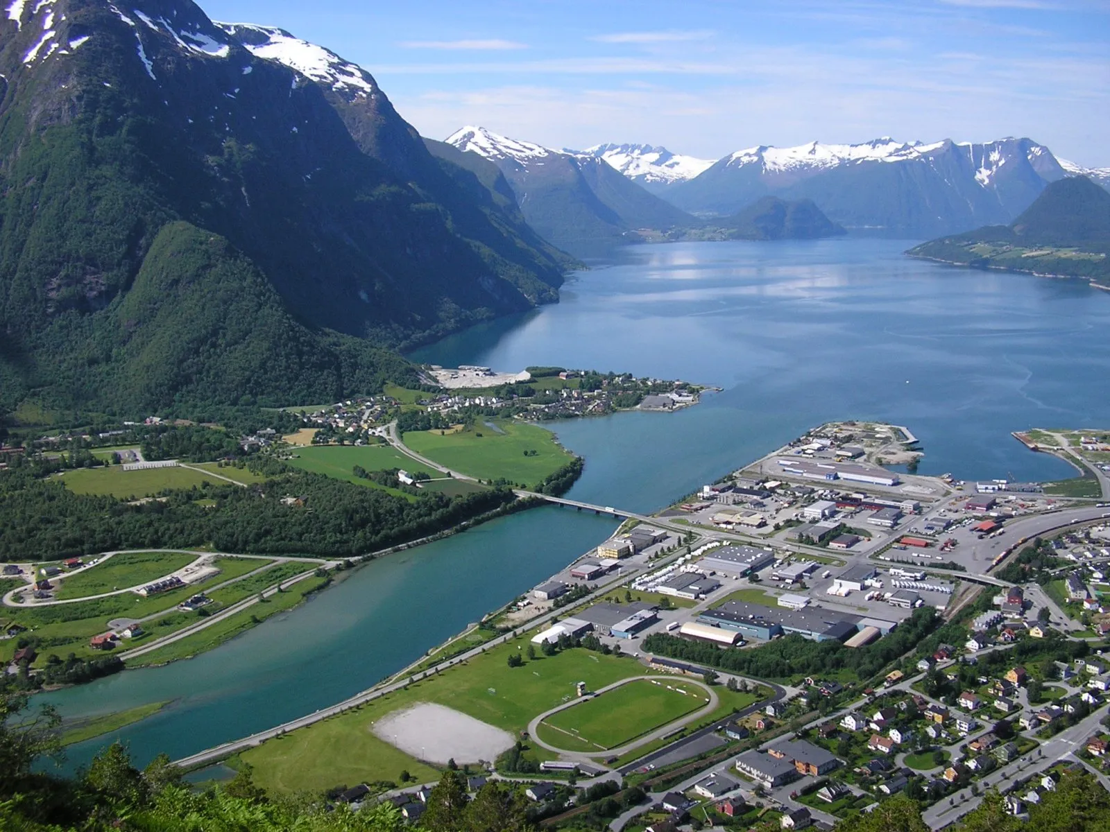 Photo showing: Utsikt over utløpet av elva Rauma fra Kjerringplassen.