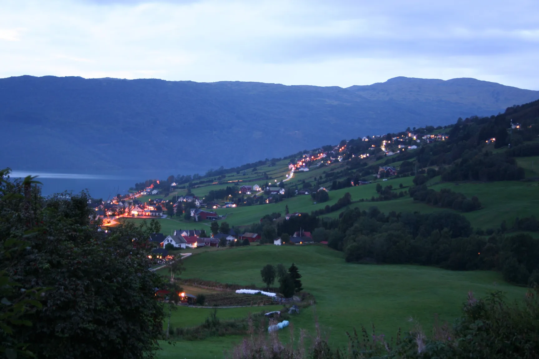 Photo showing: Evening at the lovely village of en:Hafslo, en:Norway