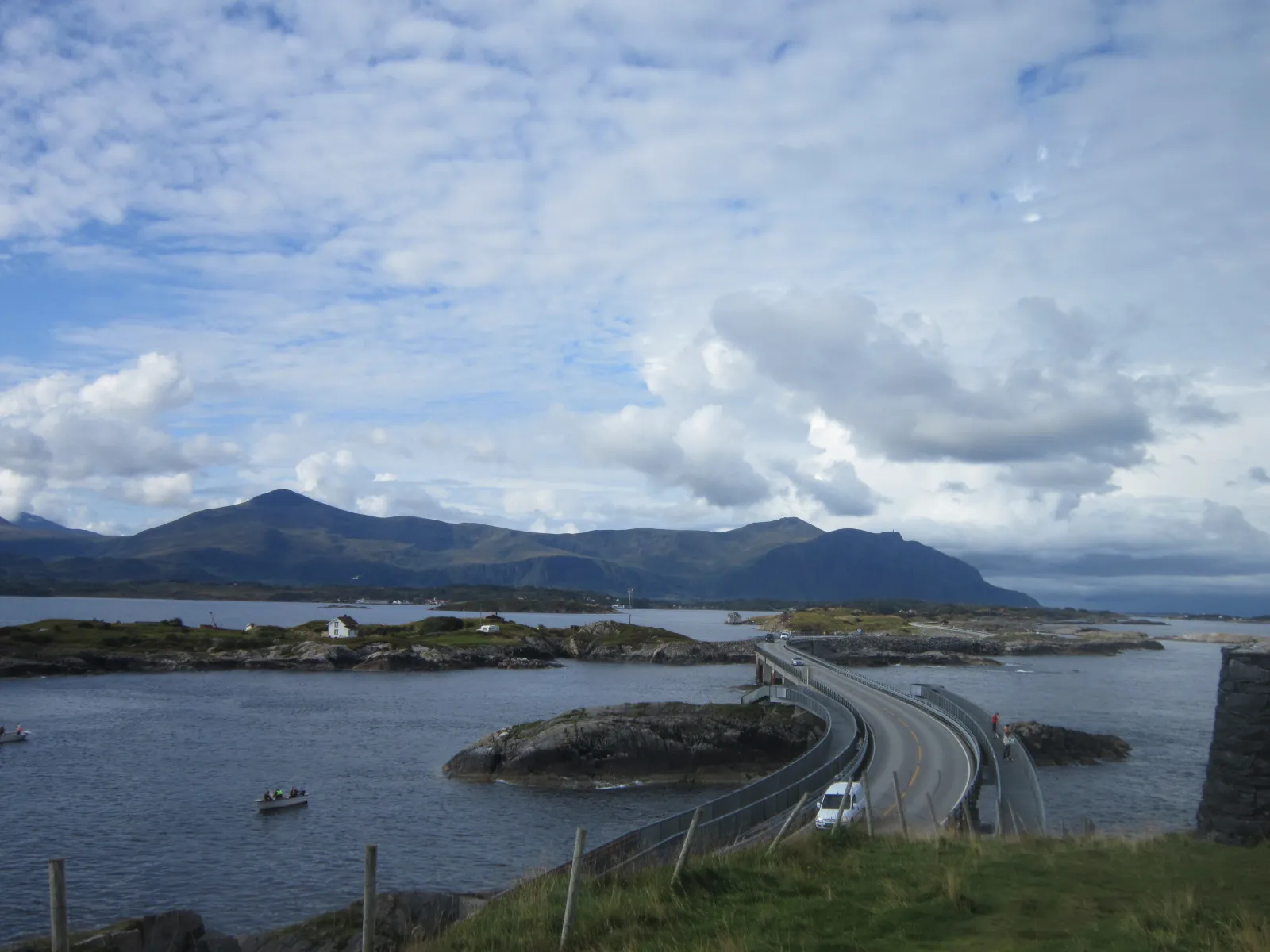 Photo showing: Atlanterhavsveien in Norway, along the National Cycling route 1 (Coastal Route)