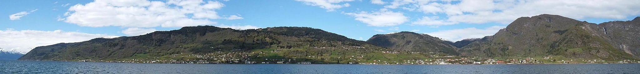 Photo showing: Leikanger and Hermansverk is 2 Villages that has grown toghter to 1 (often called Systrond).Most of the people in Leikanger municipality lives here,they are called Systrendingar.(The picture is a view from The Sognefjord).