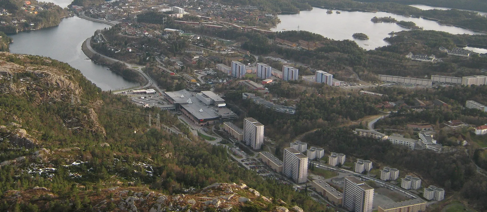 Photo showing: Sentrale deler av Loddefjord bydel med kjøpesenteret Vestkanten midt i bildet. I bakgrunnen skimtes Storavatnet.