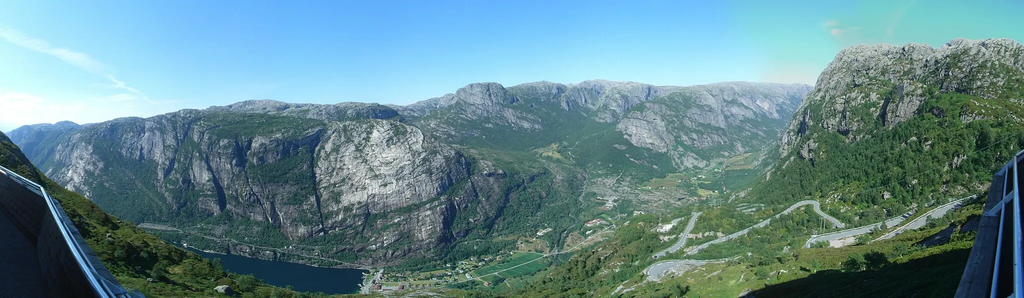 Photo showing: 180 degree (almost) panoramic view over the en:Lysebotn village located in the municipality en:Forsand, en:Rogaland, en:Norway. The village is located innermost in the fjord en:Lysefjord. Taken from Øygardstøl.