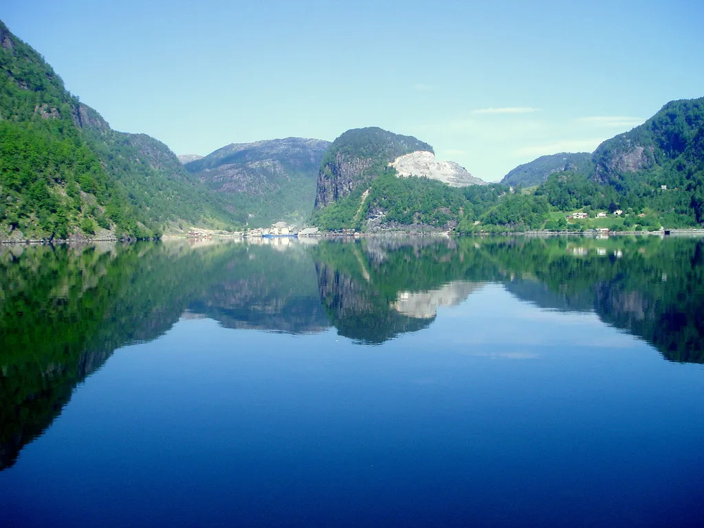 Photo showing: Osterfjorden - view from a boat.