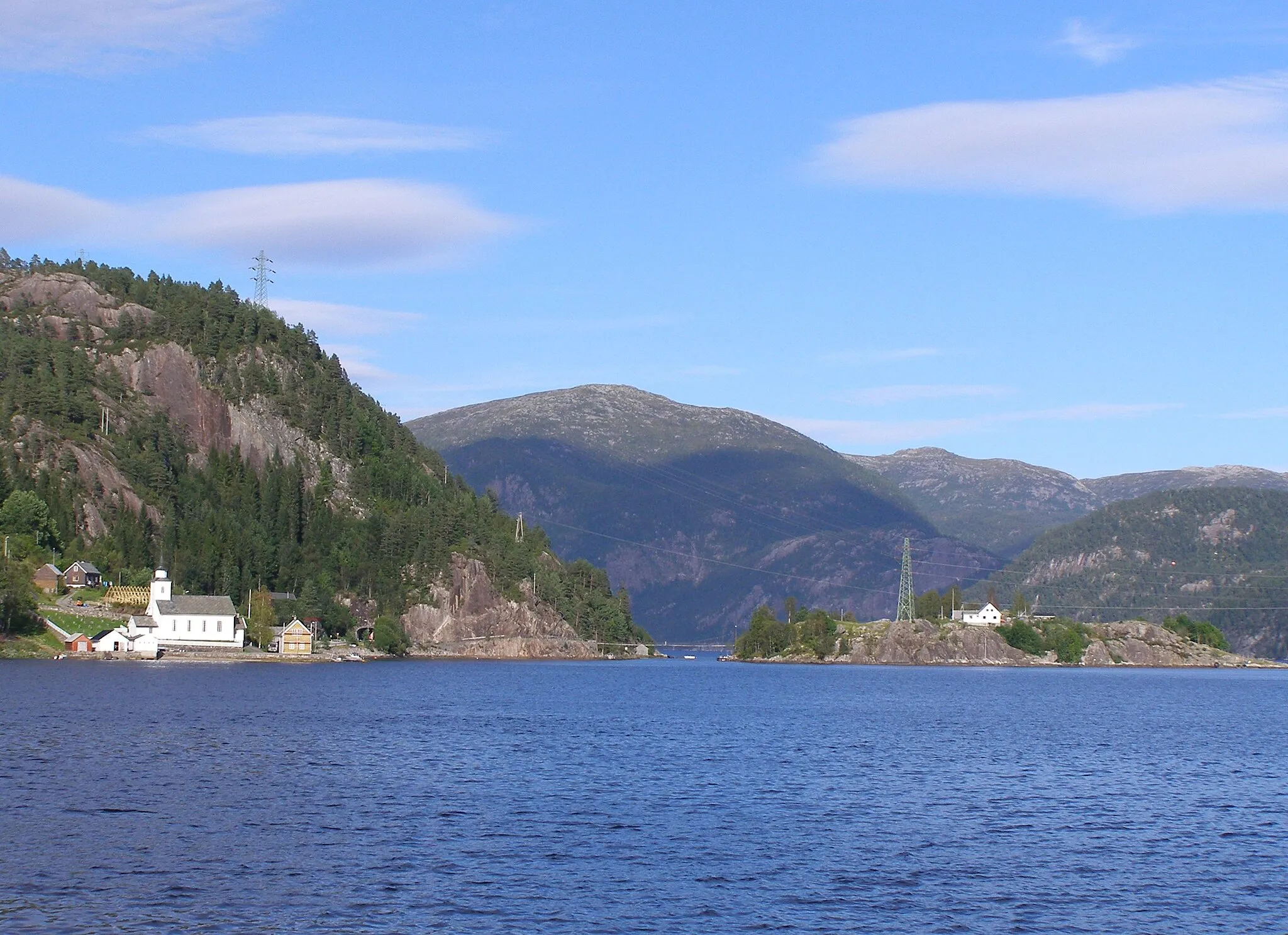 Photo showing: Geminde Vikaneset  im Norden von Osterfjorden, rechts die kleine Insel Vikaholmen
Vikaneset on the north end of the Osterfjorden, the islet Vikaholmen on the right